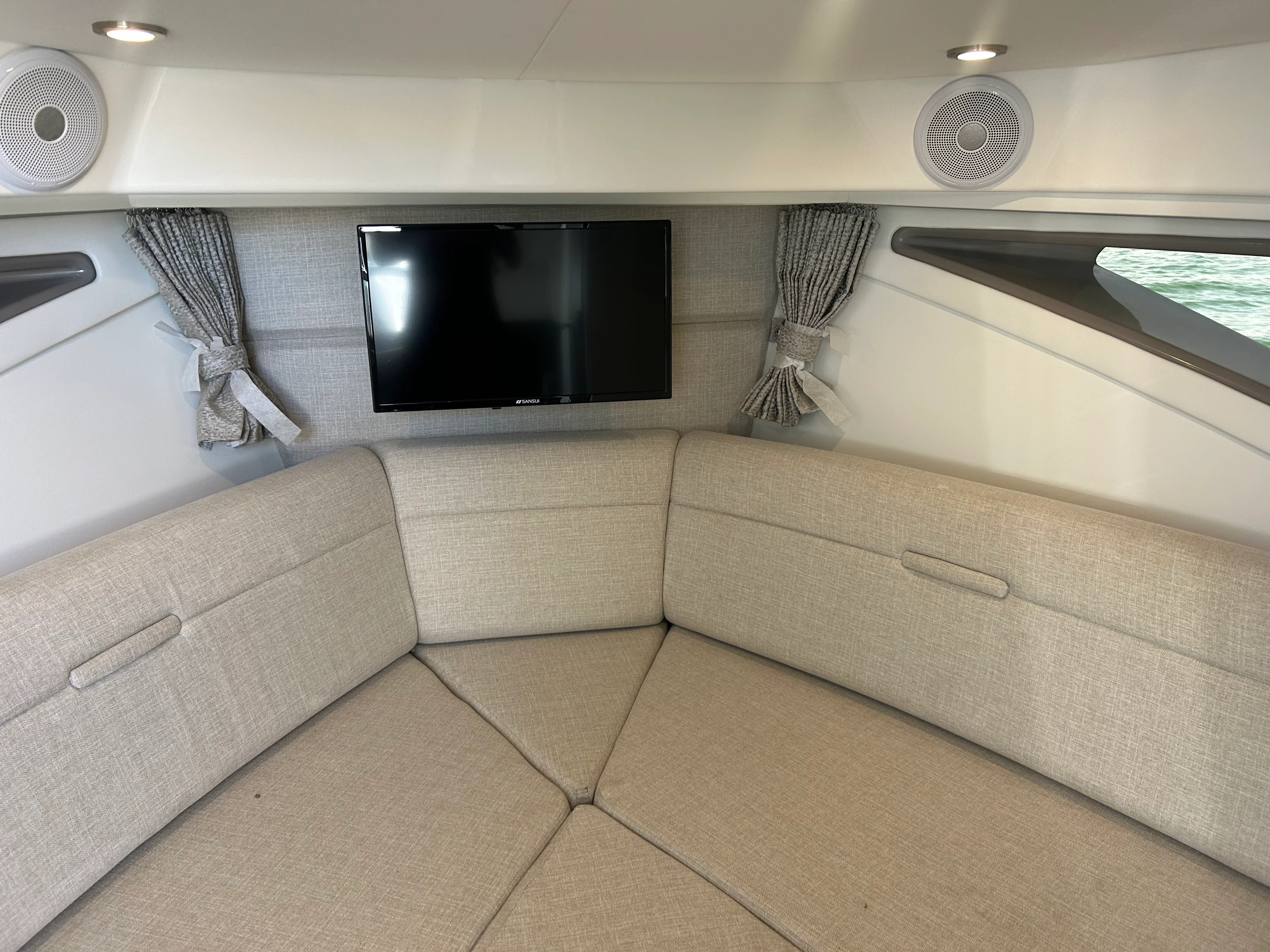 2026 Sea Ray Sundancer 320 Outboard Image Thumbnail #32