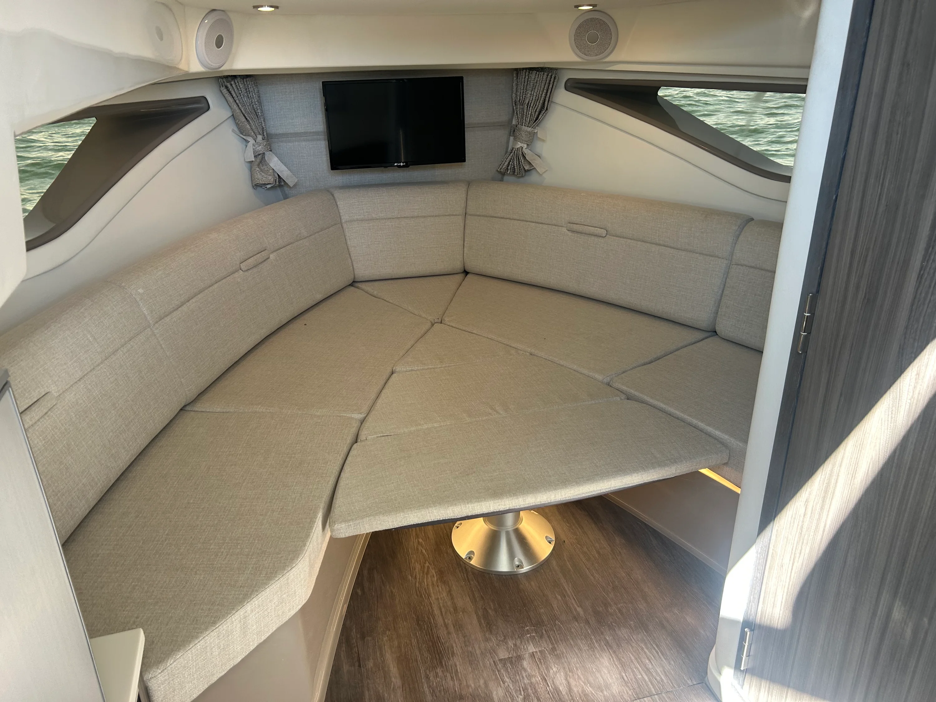 2026 Sea Ray Sundancer 320 Outboard Image Thumbnail #28