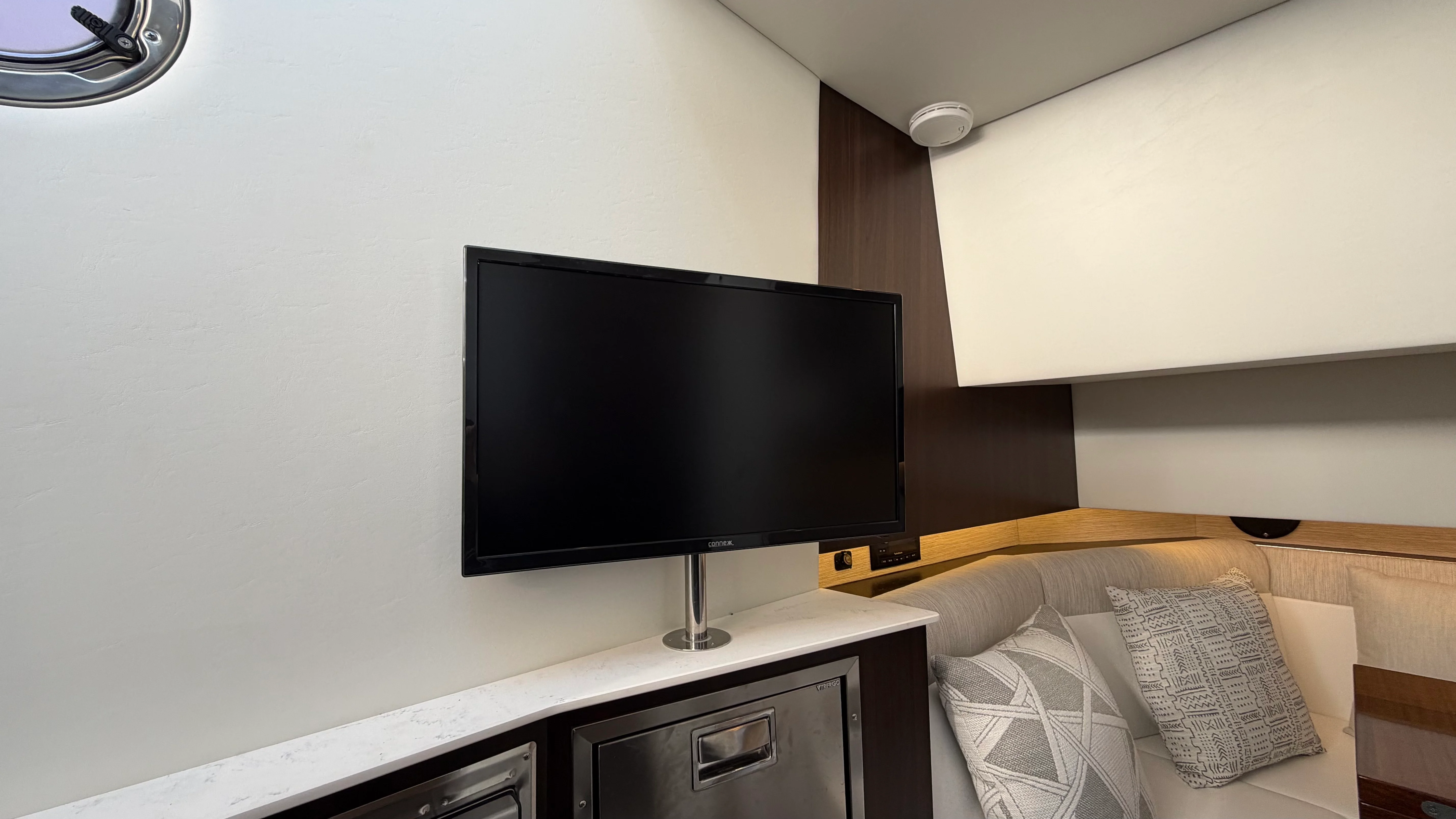 2025 Cruisers Yachts 38 GLS Outboard Image Thumbnail #55