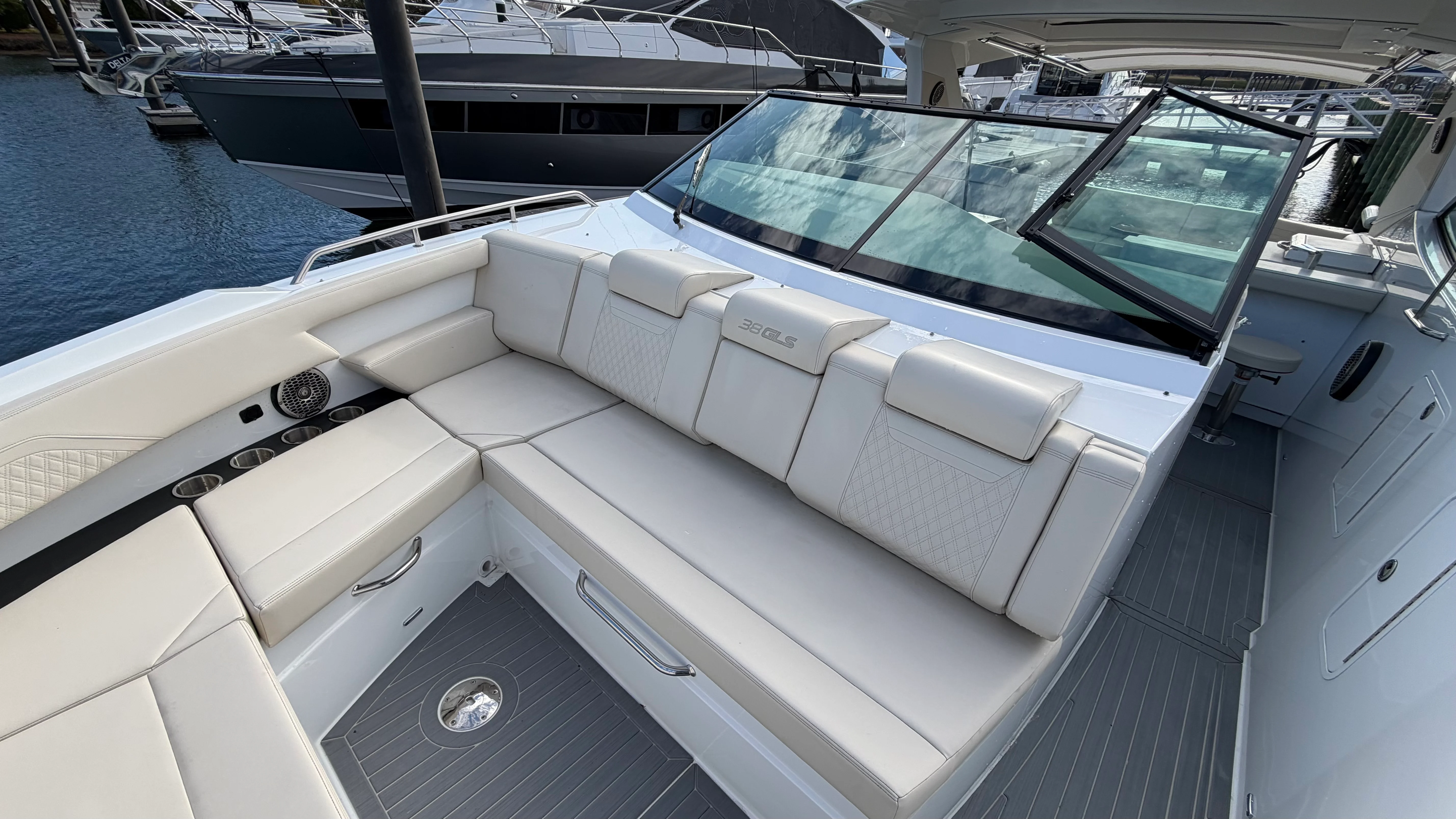 2025 Cruisers Yachts 38 GLS Outboard Image Thumbnail #40