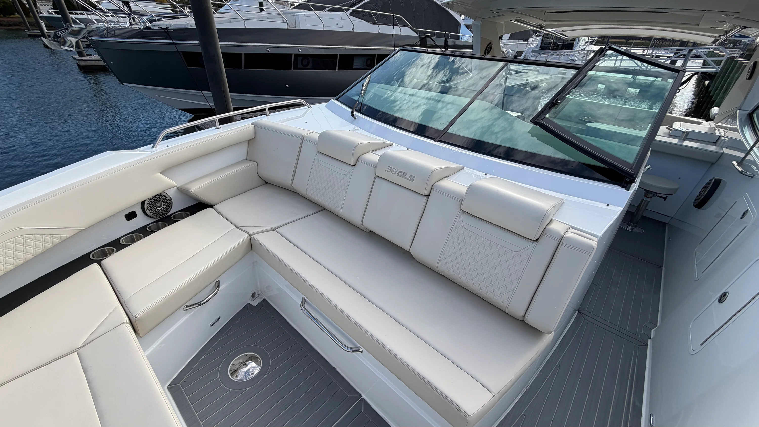 2025 Cruisers Yachts 38 GLS Outboard Image Thumbnail #40