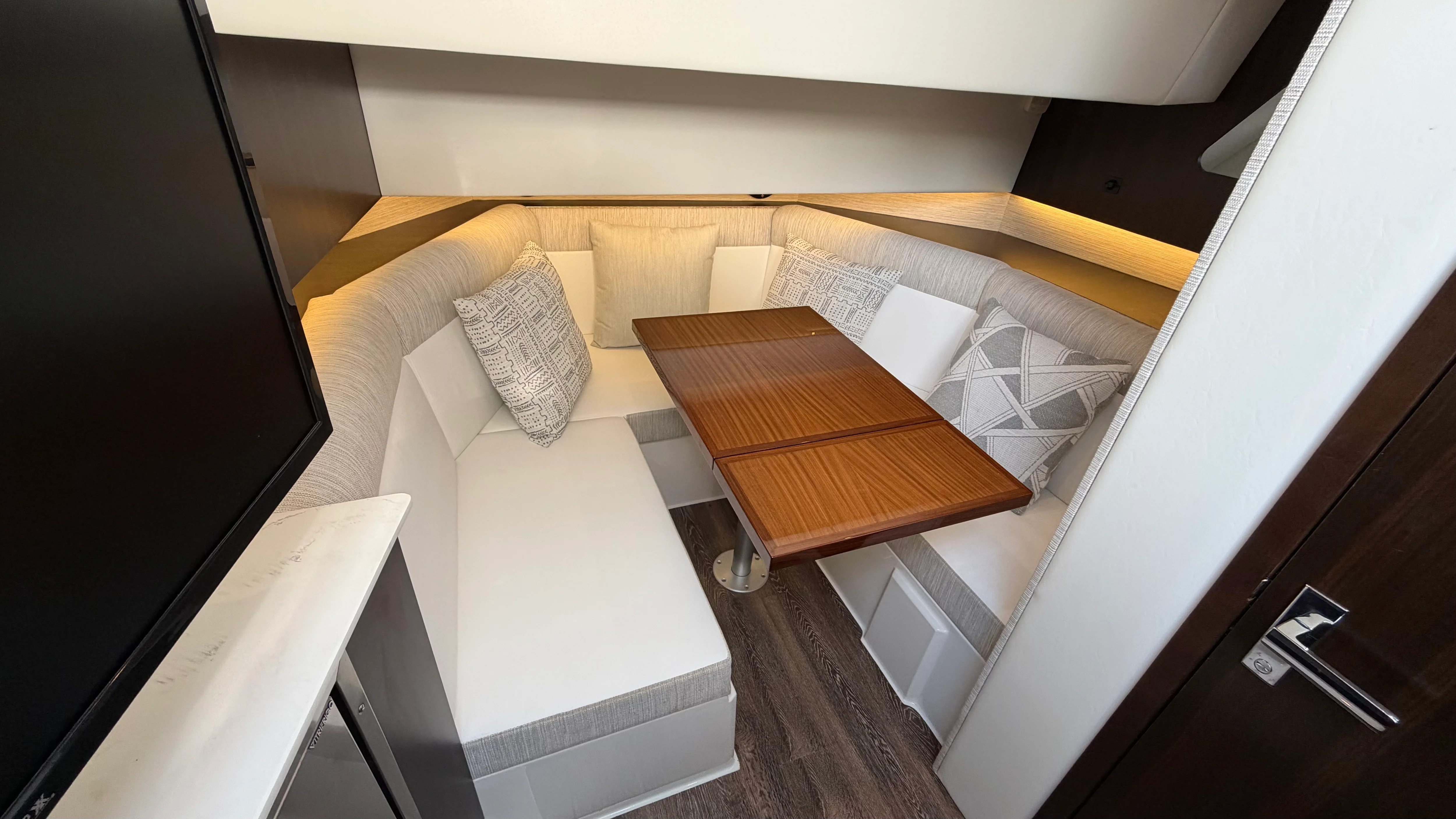 2025 Cruisers Yachts 38 GLS Outboard Image Thumbnail #48