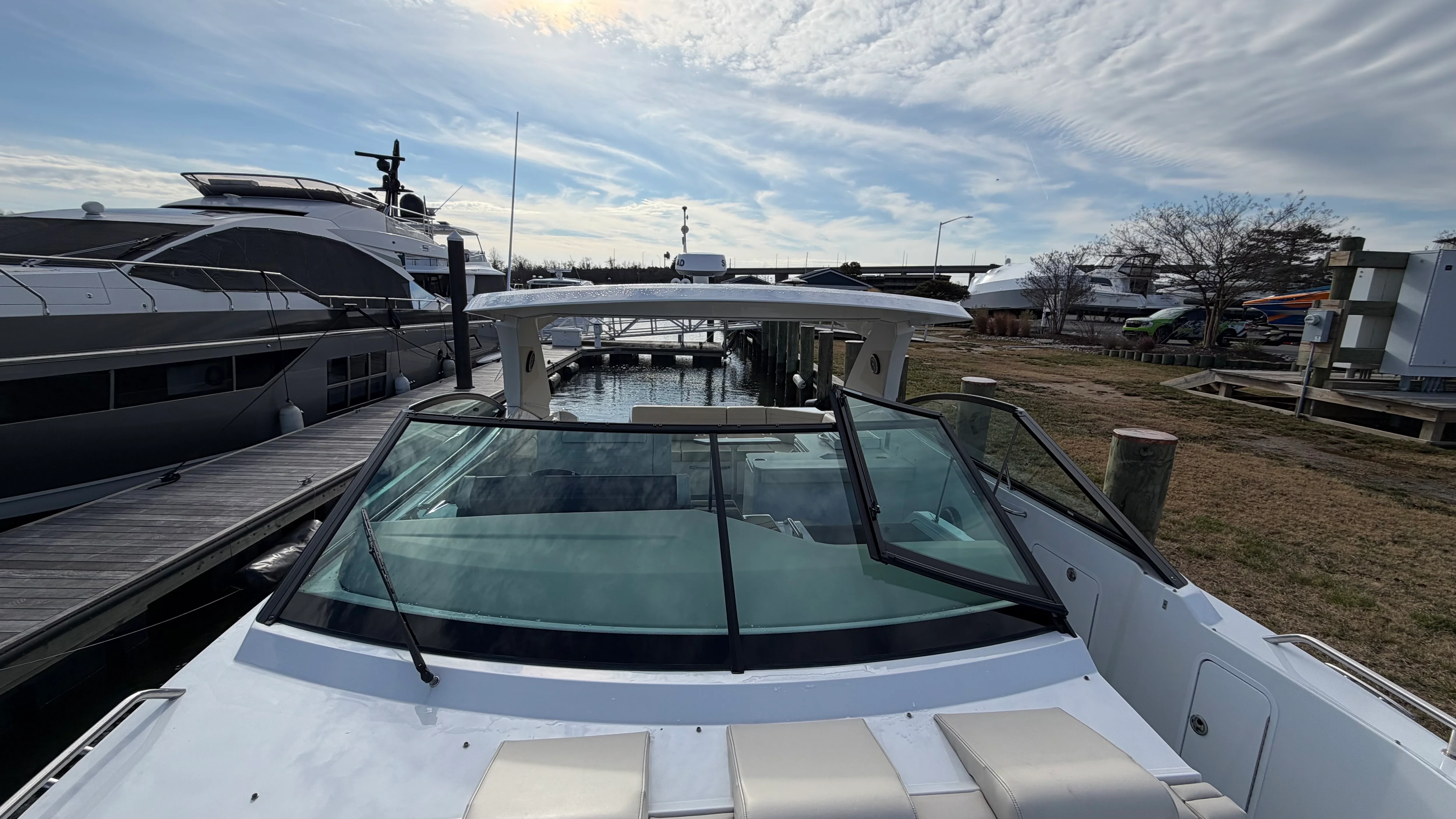 2025 Cruisers Yachts 38 GLS Outboard Image Thumbnail #44