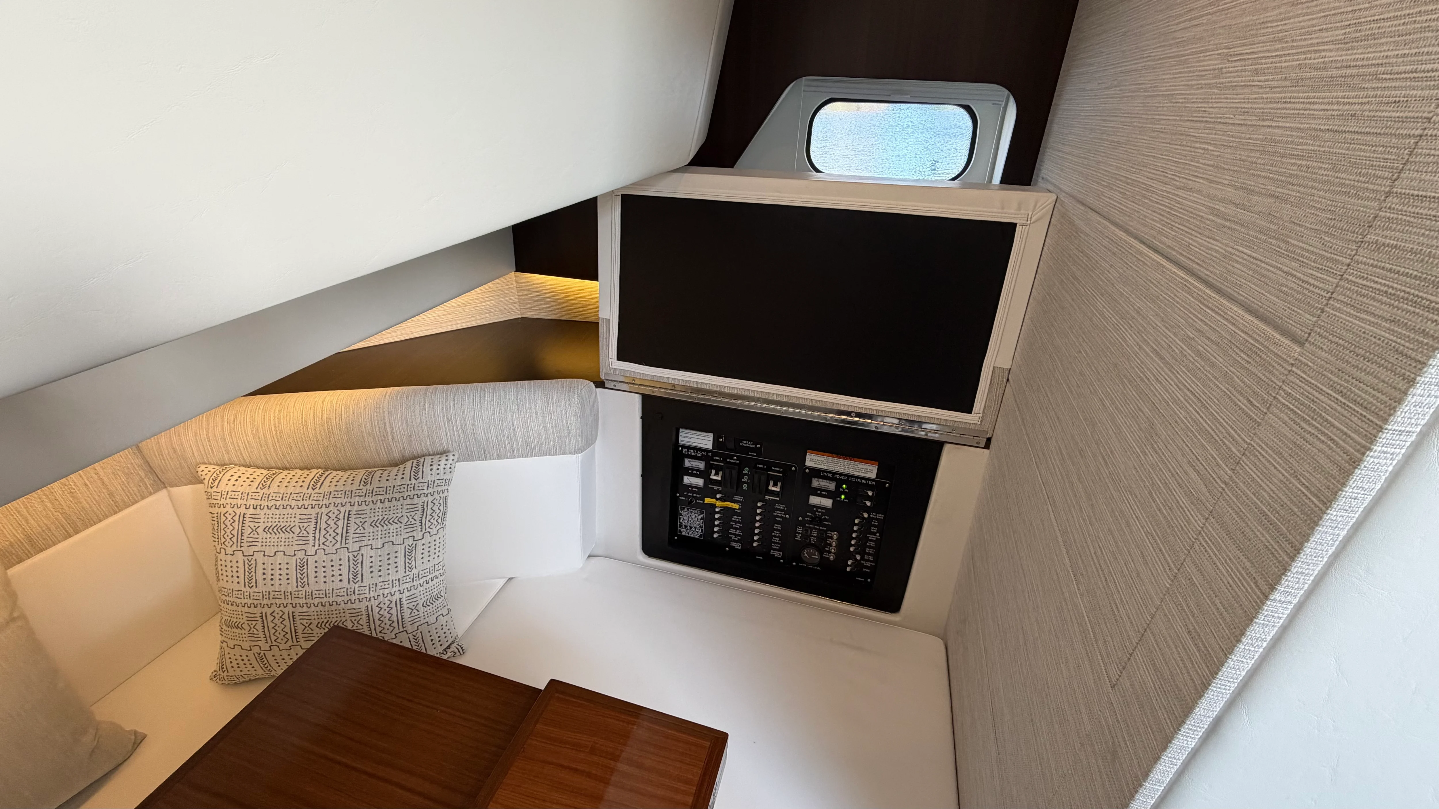 2025 Cruisers Yachts 38 GLS Outboard Image Thumbnail #50