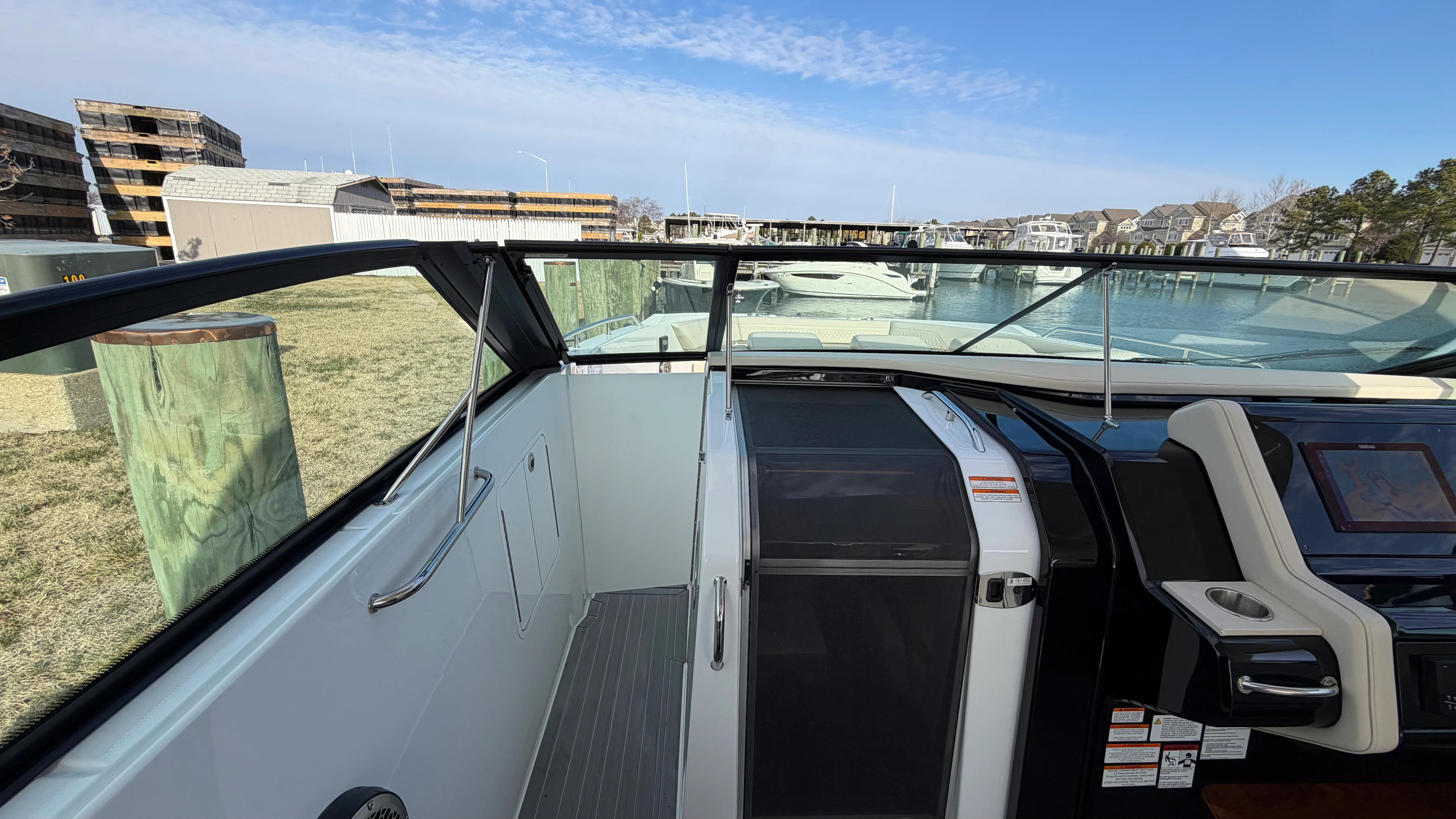 2025 Cruisers Yachts 38 GLS Outboard Image Thumbnail #38