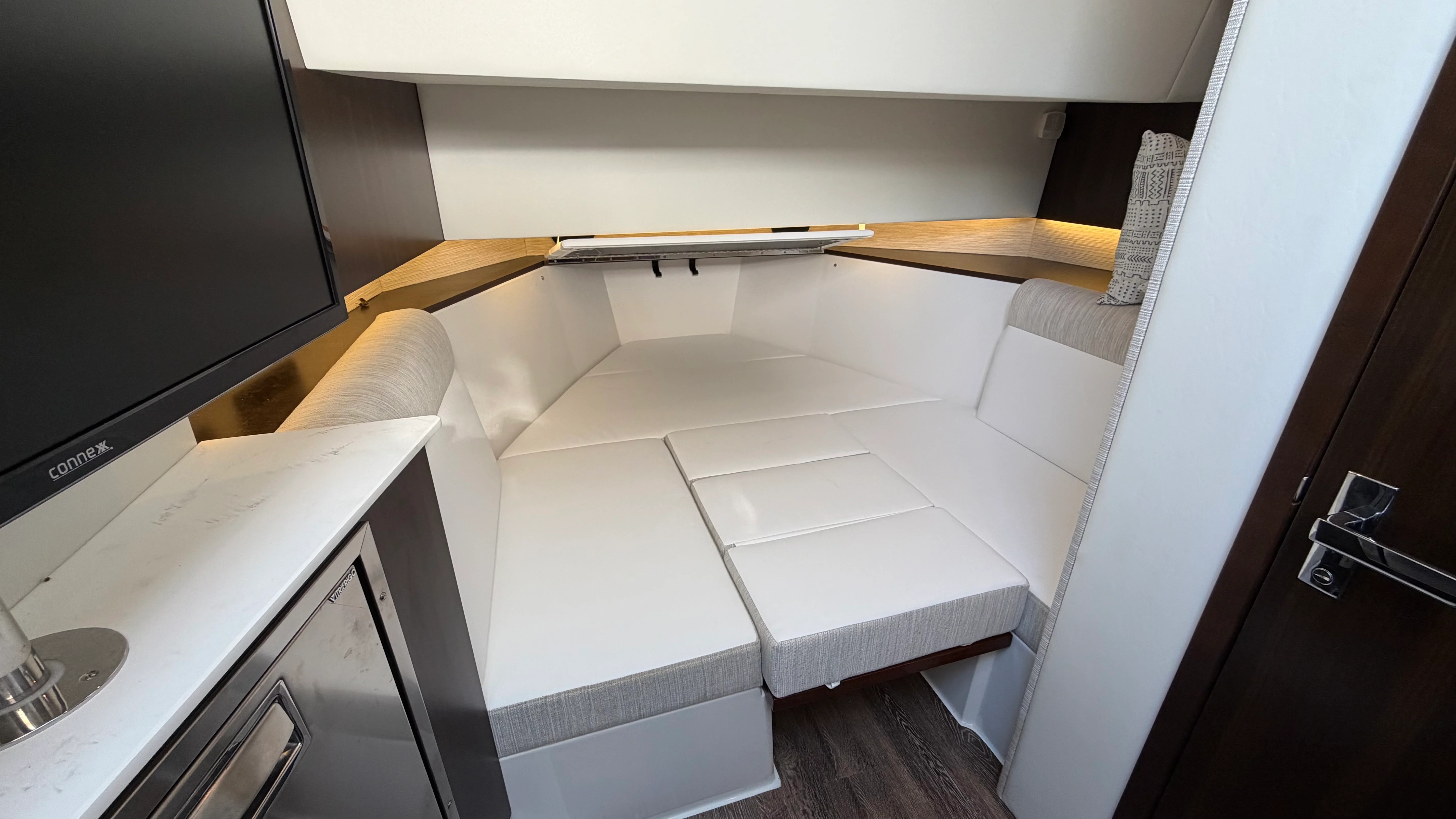 2025 Cruisers Yachts 38 GLS Outboard Image Thumbnail #49