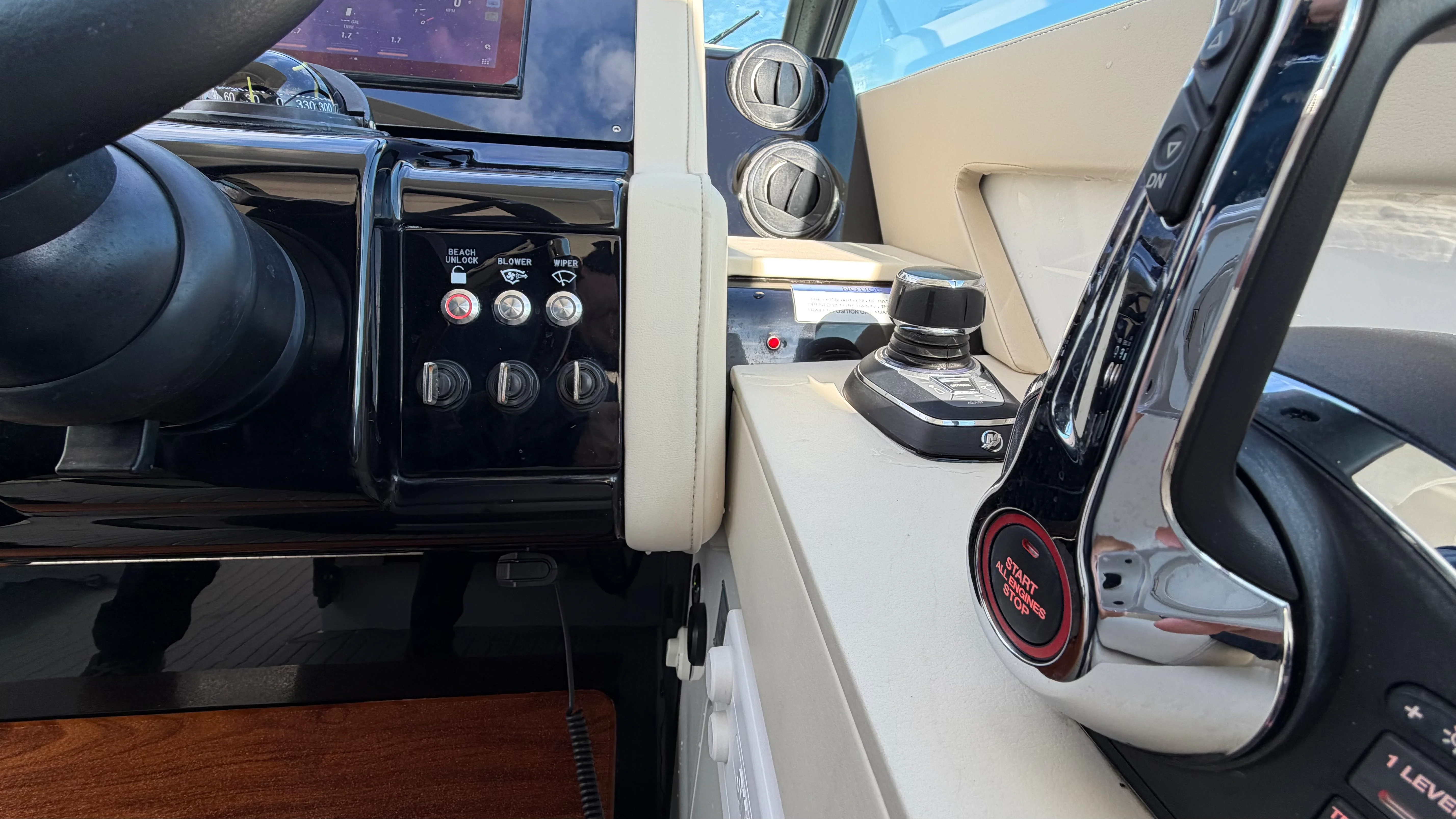 2025 Cruisers Yachts 38 GLS Outboard Image Thumbnail #31