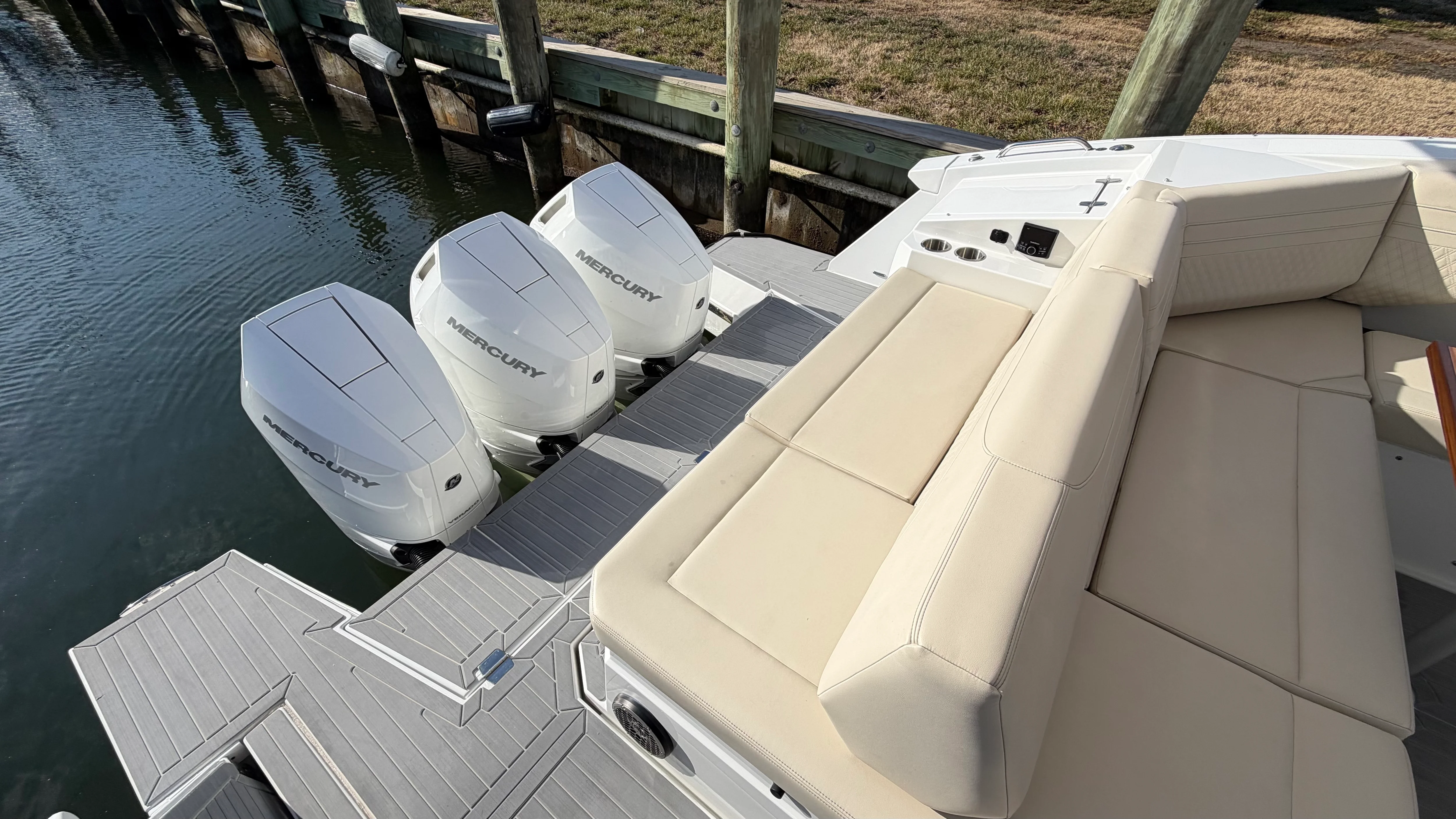 2025 Cruisers Yachts 38 GLS Outboard Image Thumbnail #18