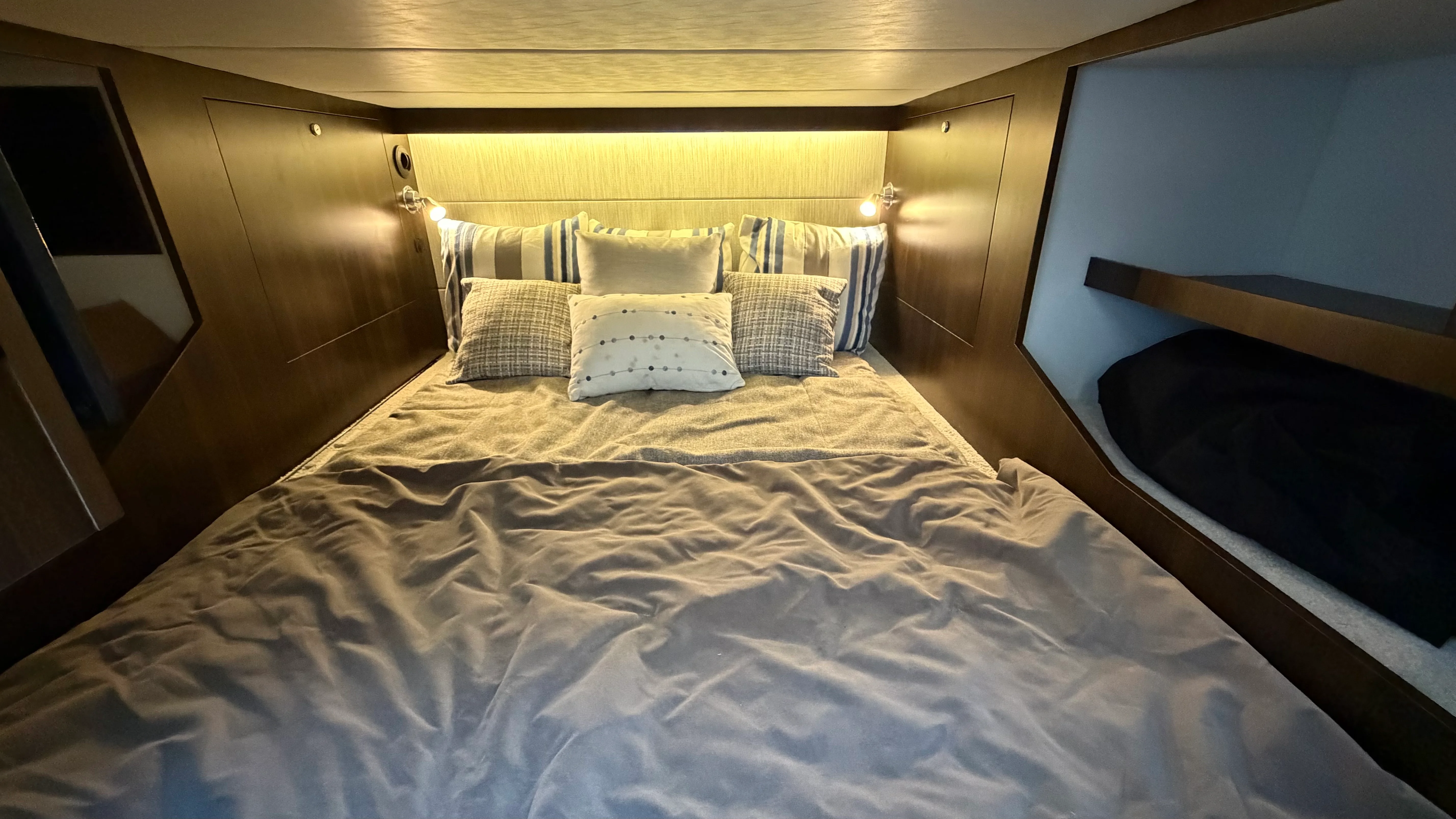 2025 Cruisers Yachts 38 GLS Outboard Image Thumbnail #52