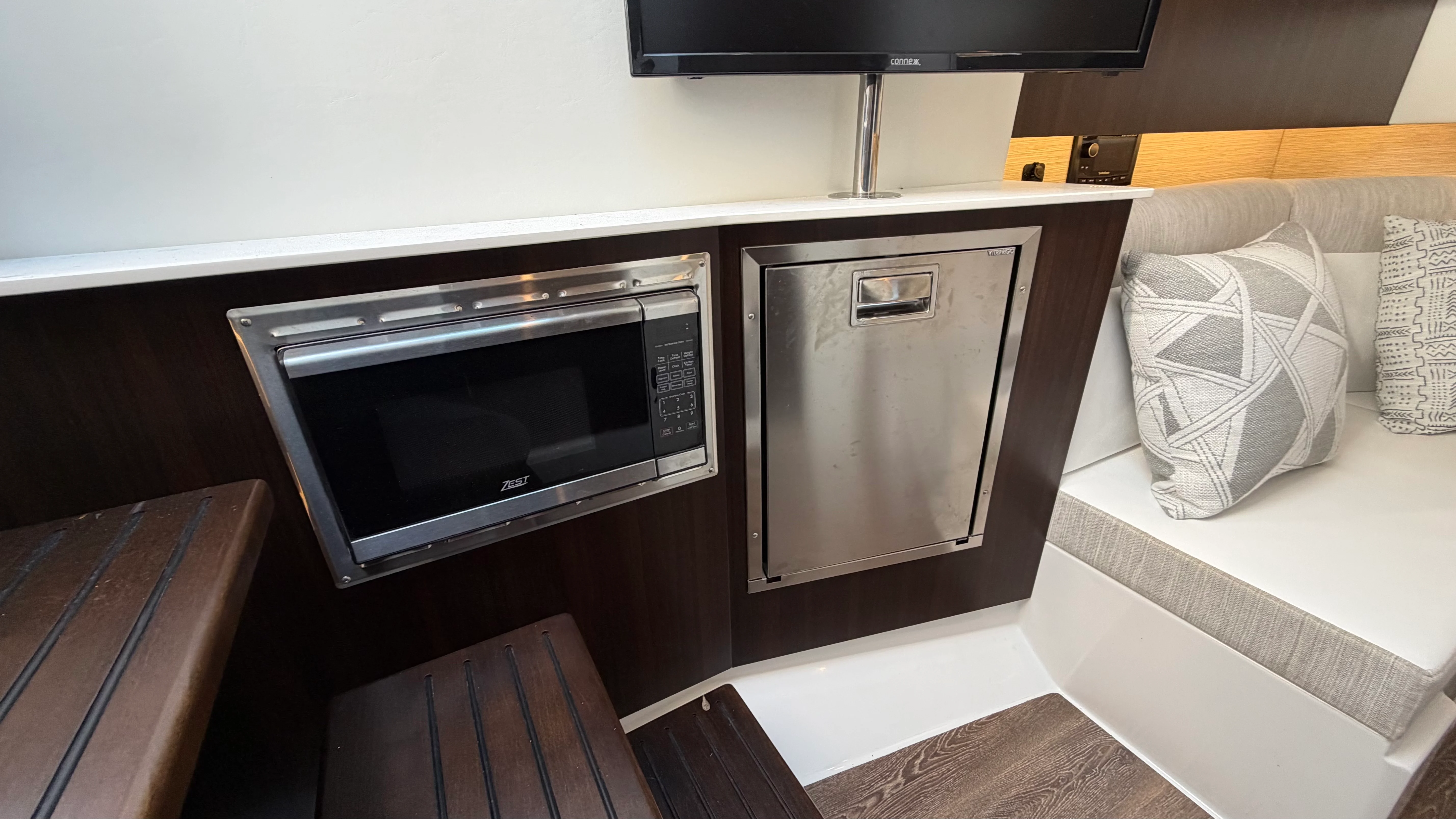 2025 Cruisers Yachts 38 GLS Outboard Image Thumbnail #56