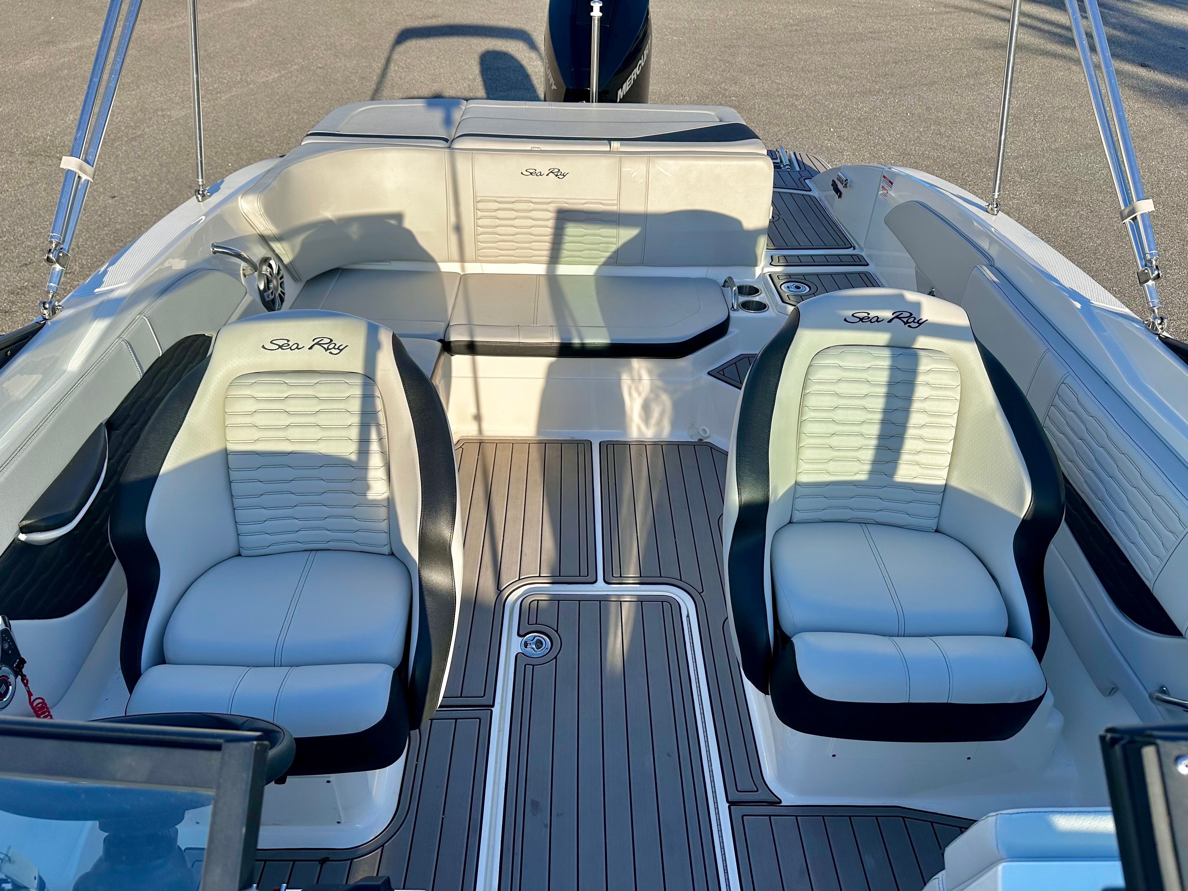 2023 Sea Ray 210 SPX OB Image Thumbnail #9