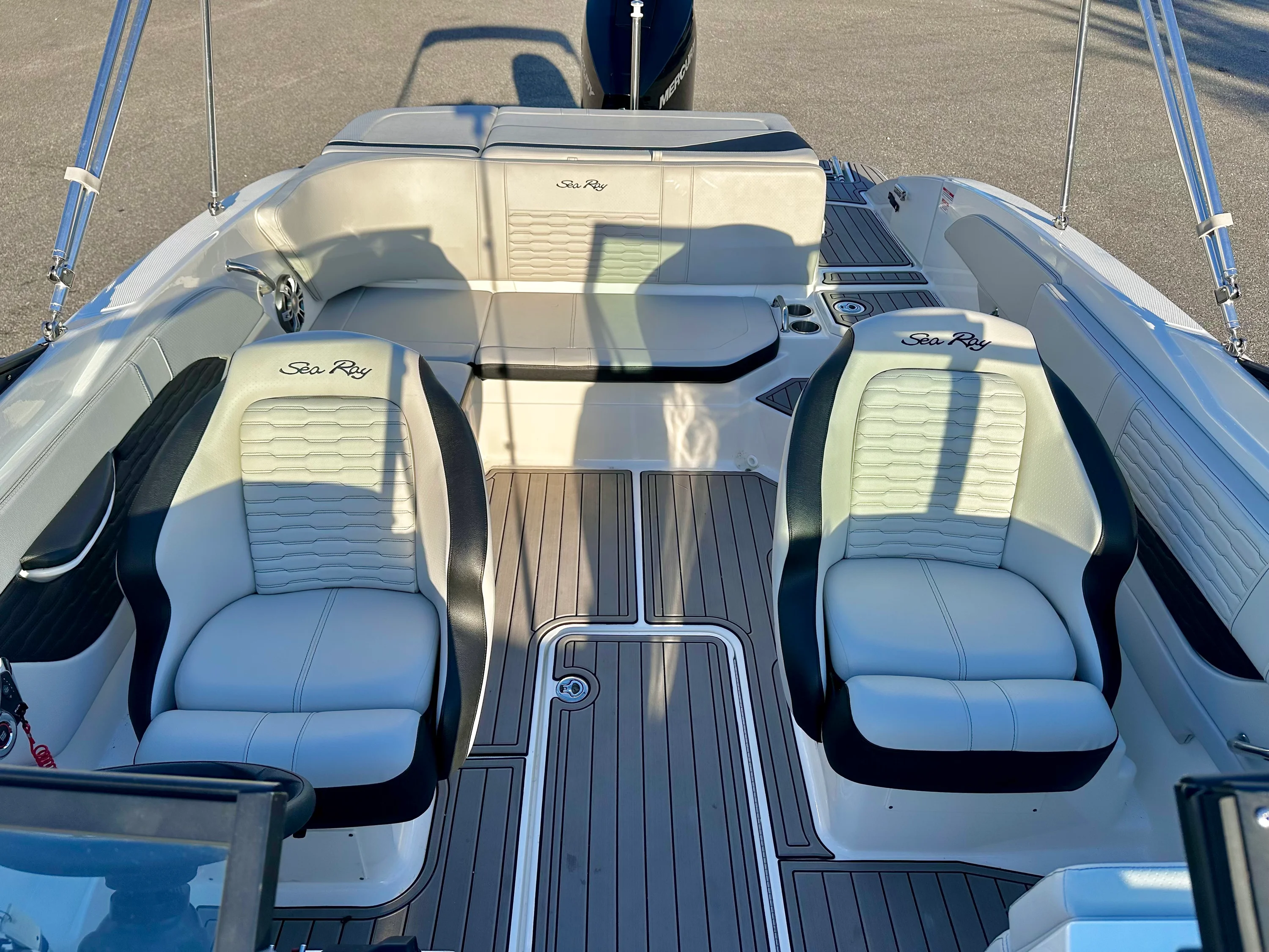 2023 Sea Ray 210 SPX OB Image Thumbnail #9