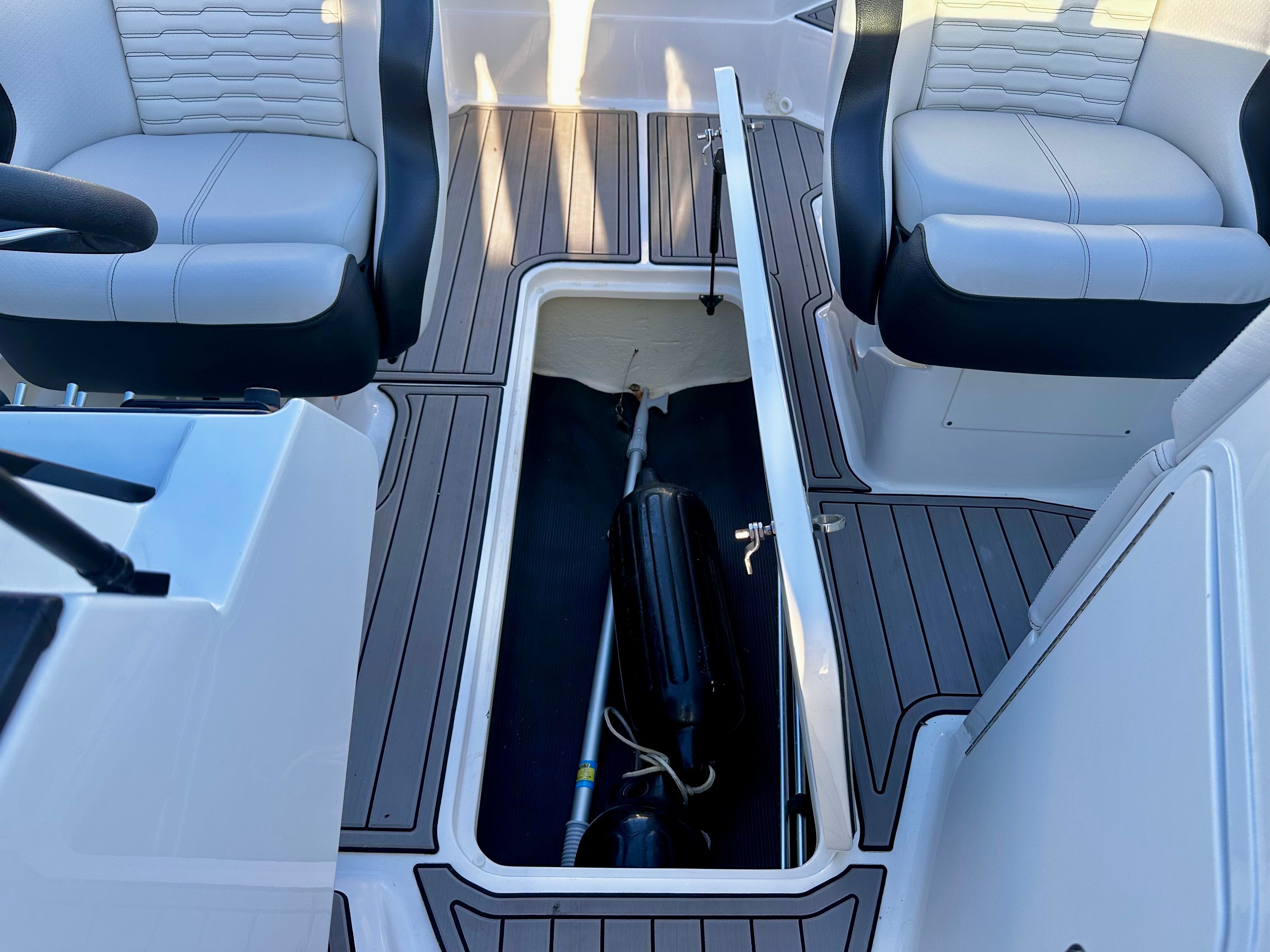 2023 Sea Ray 210 SPX OB Image Thumbnail #8