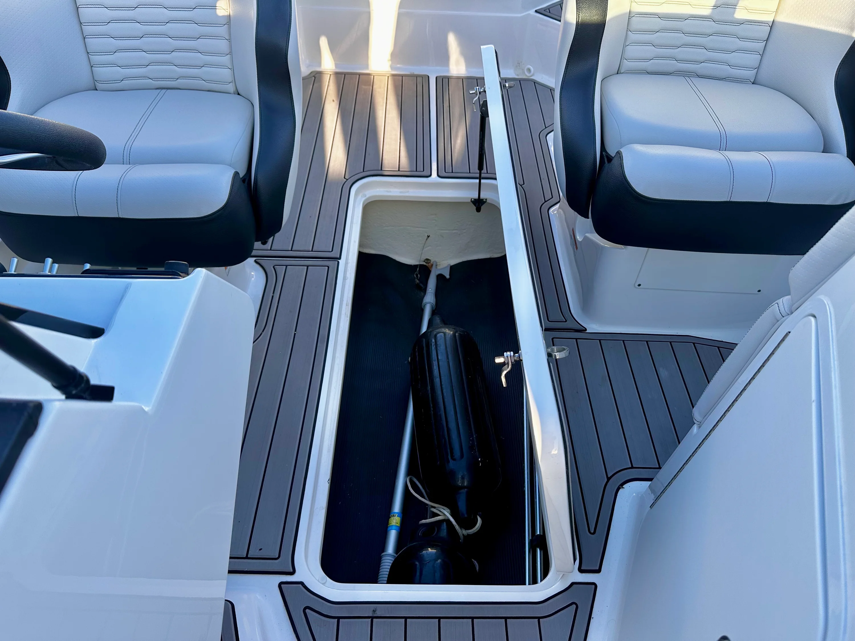 2023 Sea Ray 210 SPX OB Image Thumbnail #8