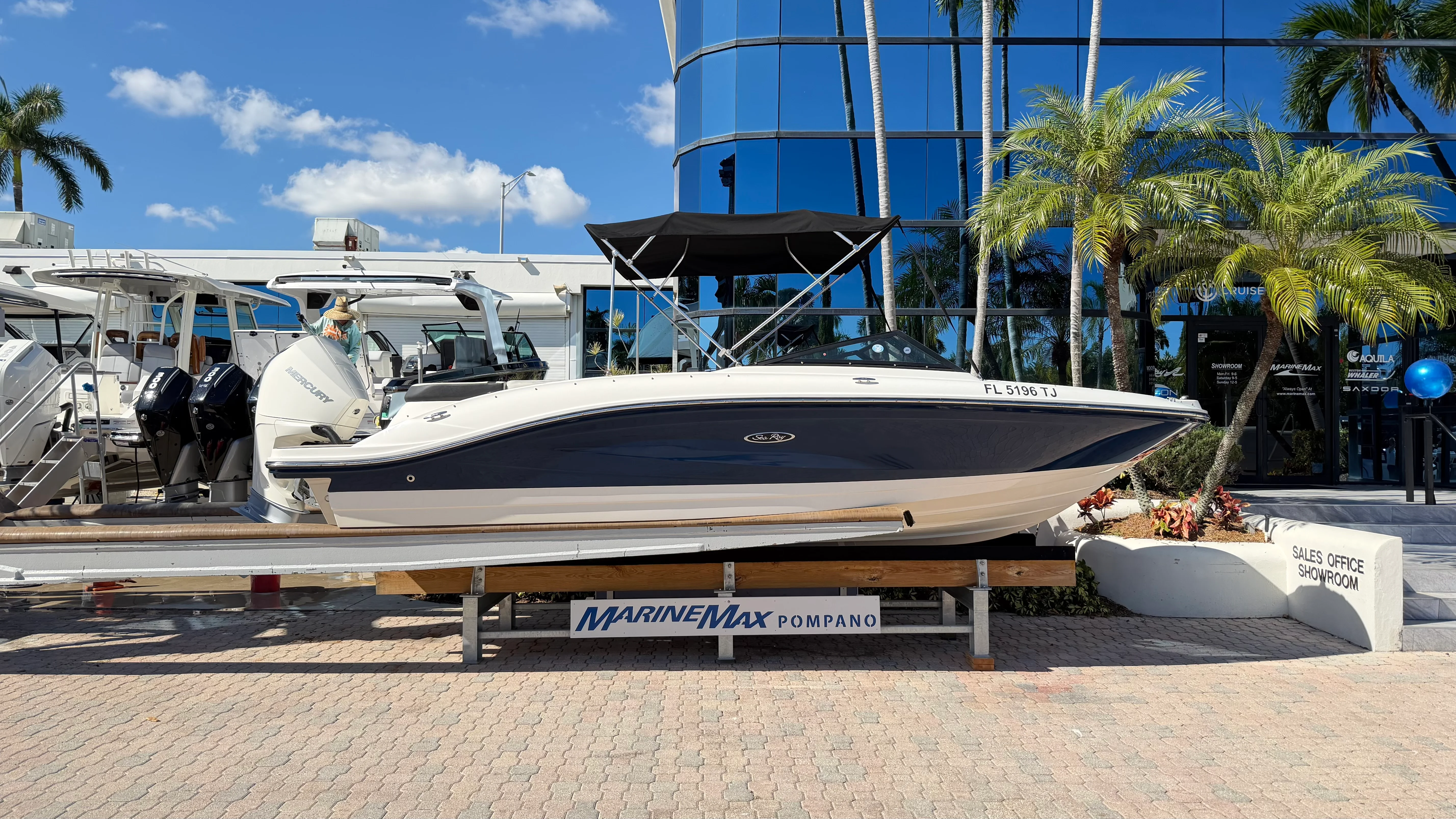 2023 Sea Ray SPX 210 Outboard Image Thumbnail #1