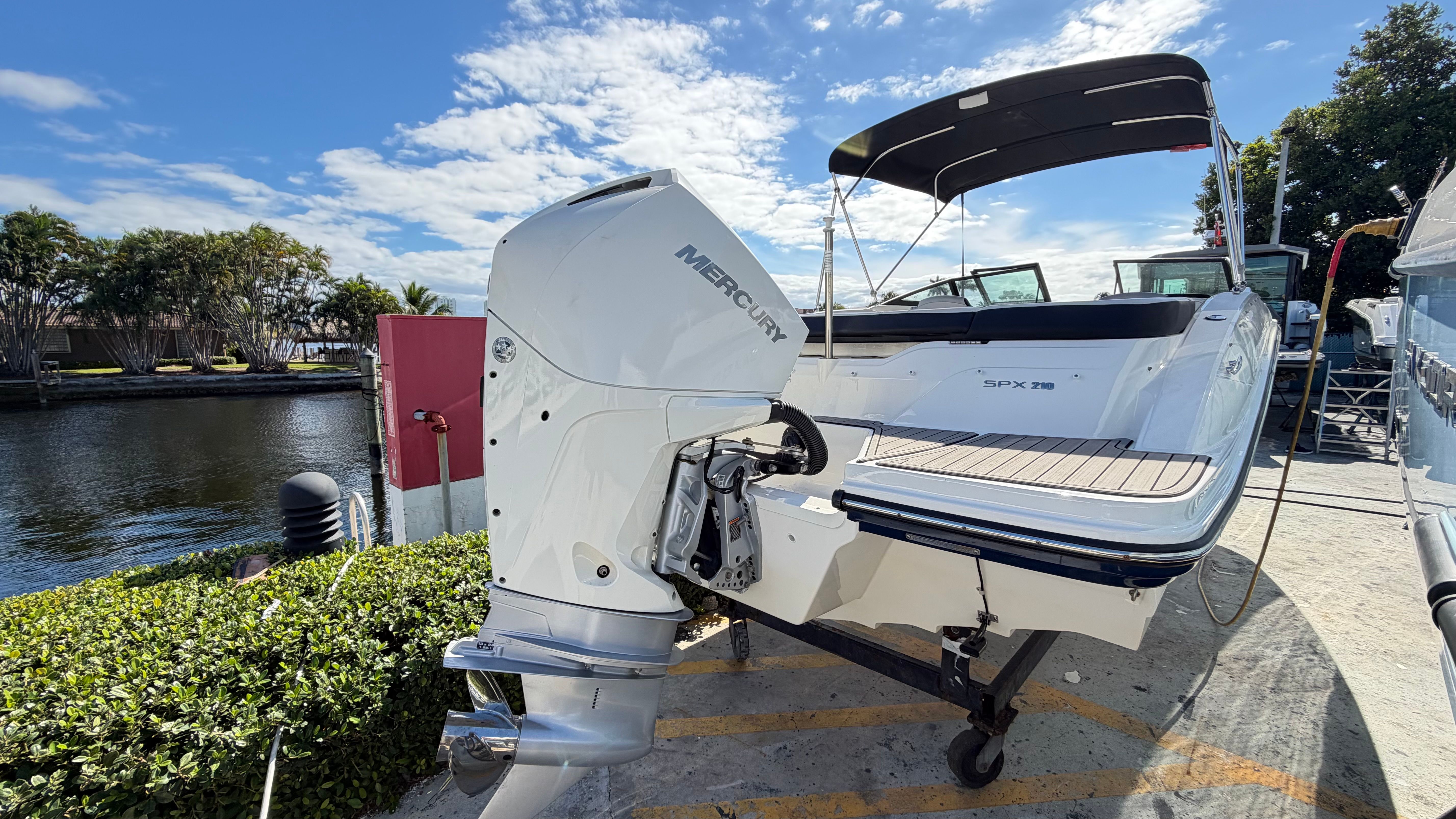 2023 Sea Ray SPX 210 Outboard Image Thumbnail #4
