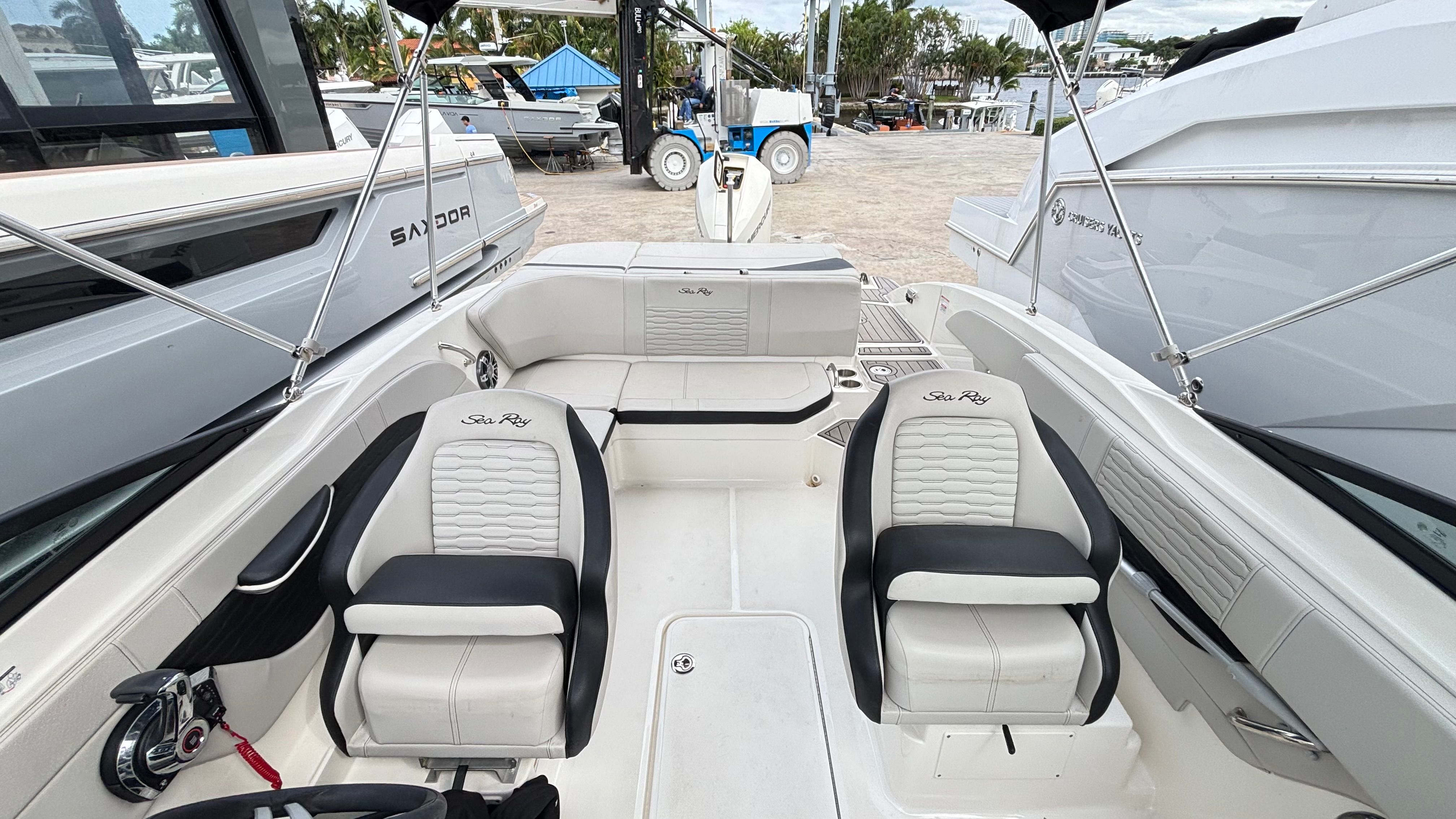 2023 Sea Ray SPX 210 Outboard Image Thumbnail #6