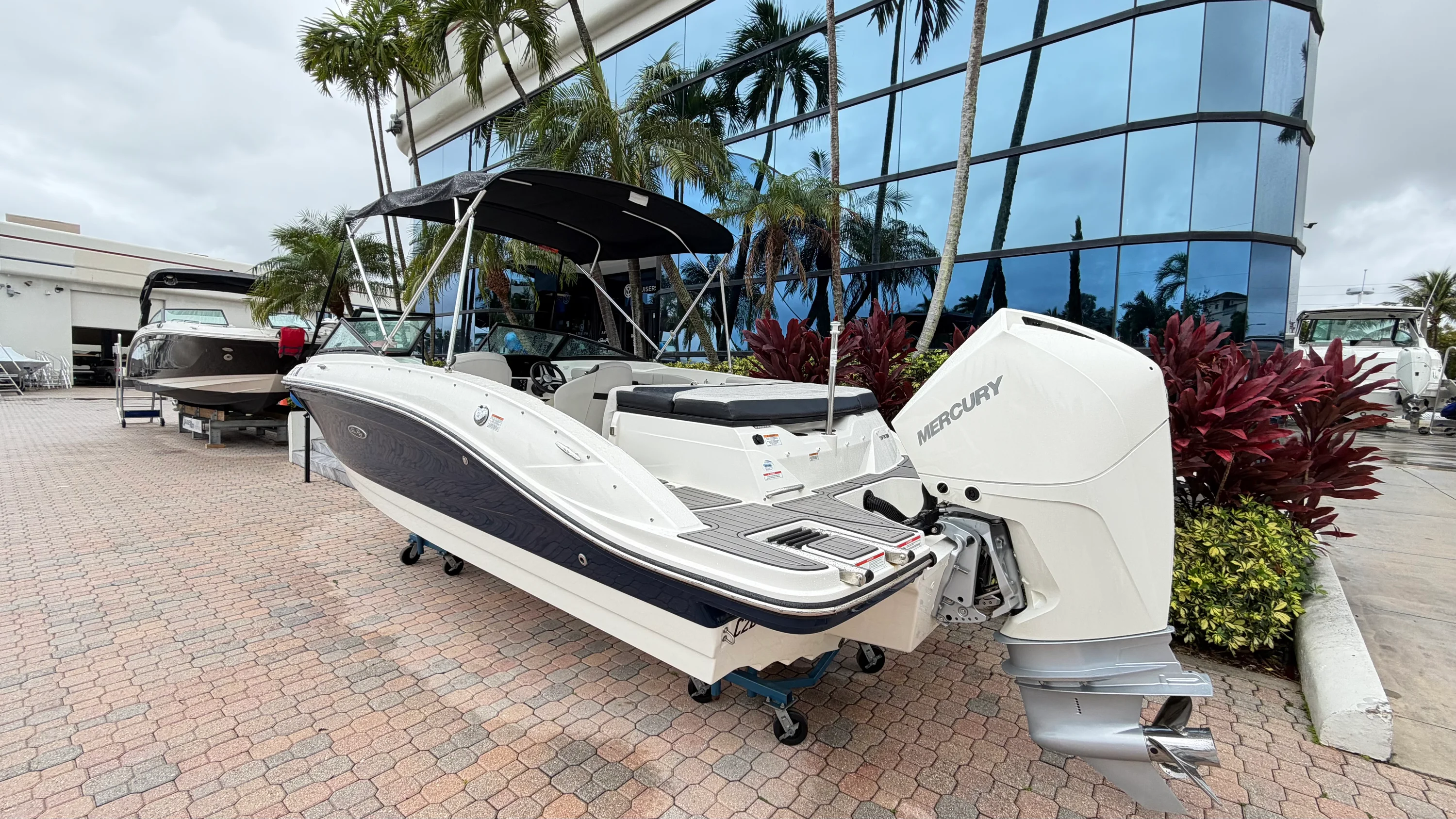 2023 Sea Ray SPX 210 Outboard Image Thumbnail #2