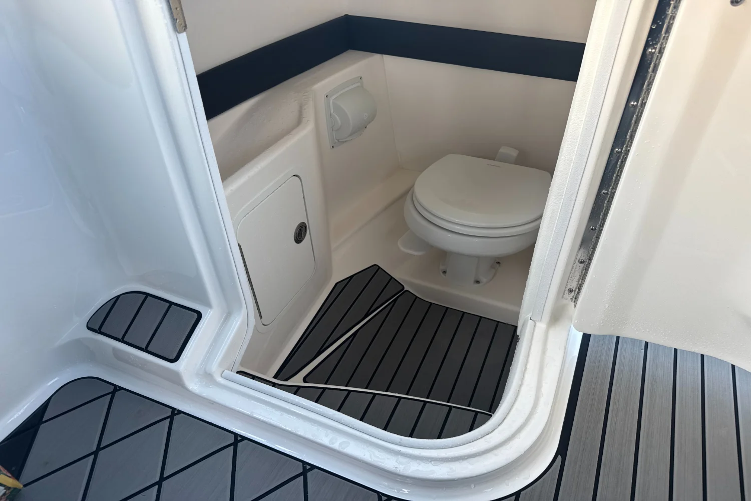 2024 Sea Ray SLX 260 Outboard Image Thumbnail #38