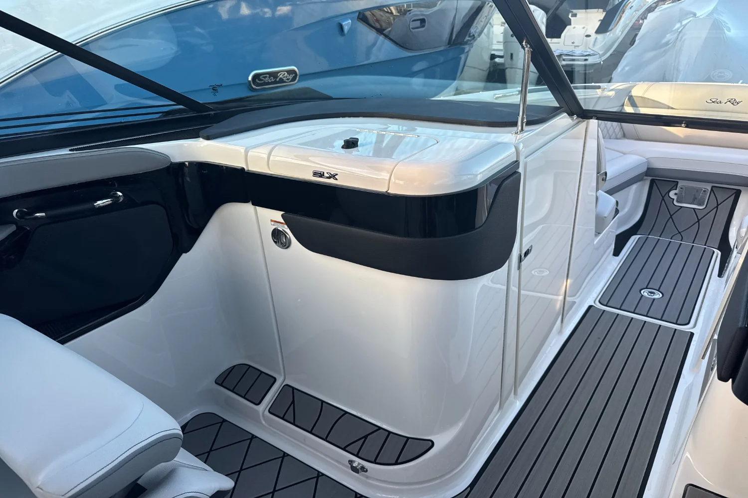 2024 Sea Ray SLX 260 Outboard Image Thumbnail #37