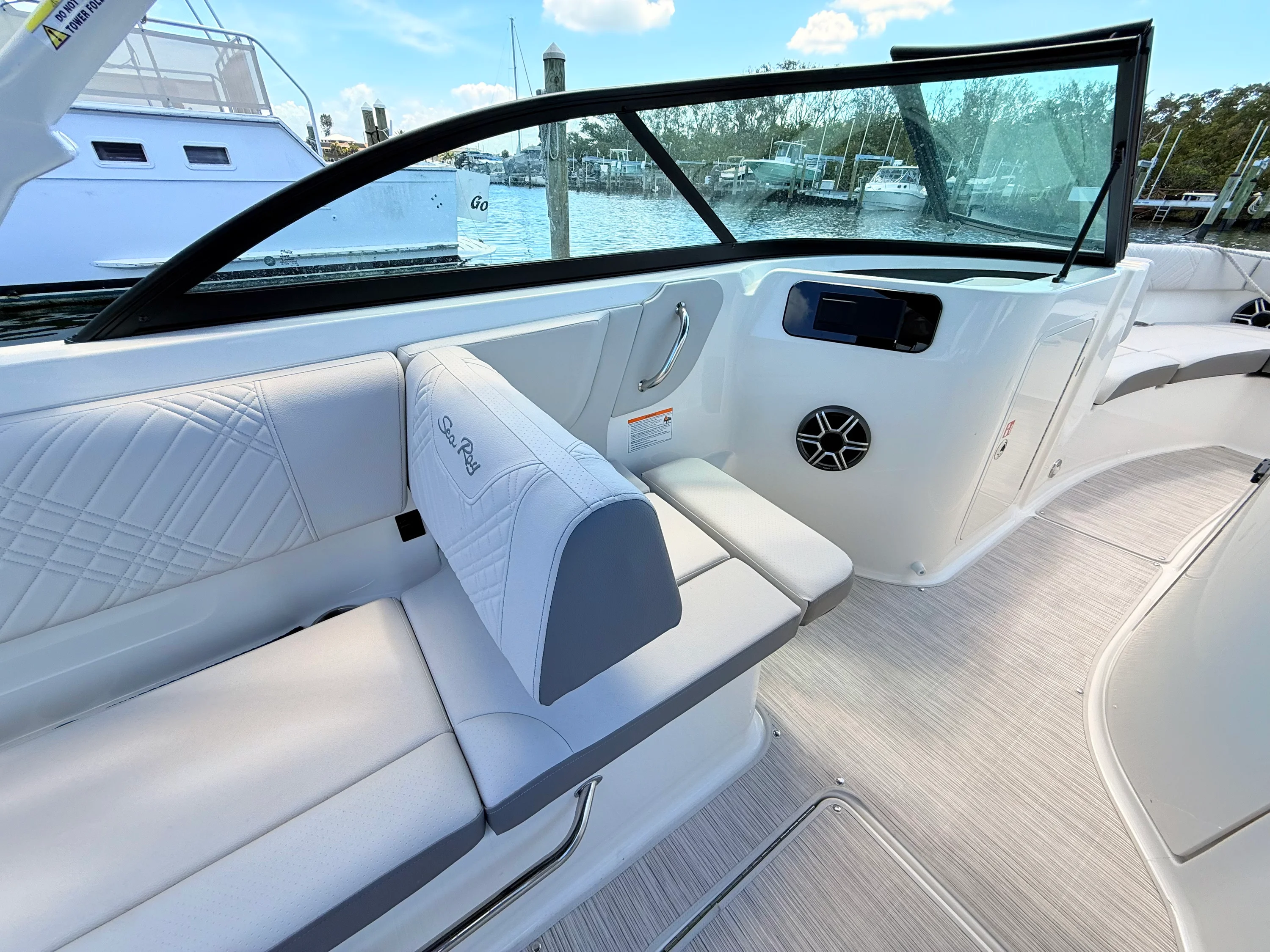 2026 Sea Ray SDX 230 Outboard Image Thumbnail #35