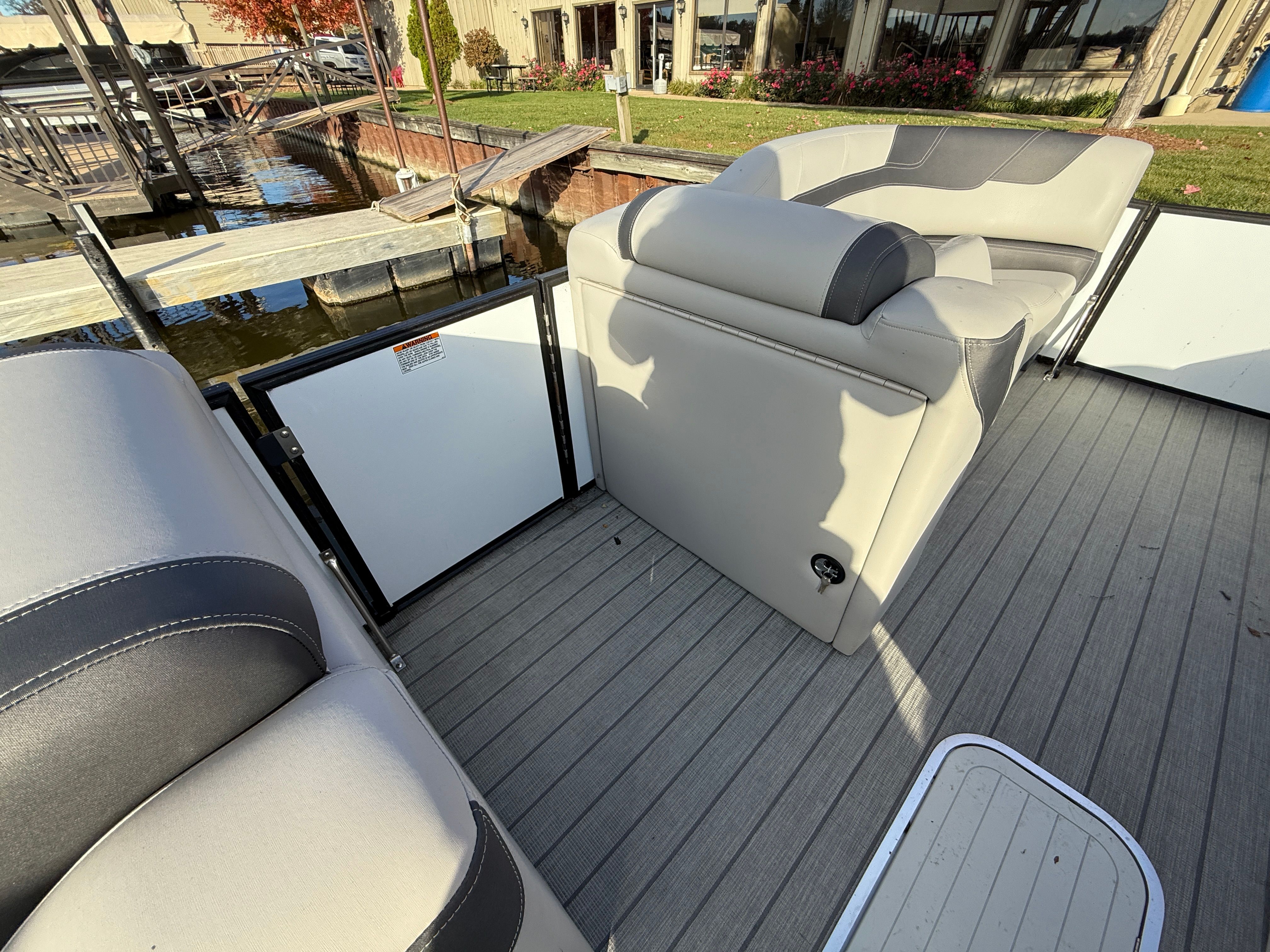 2023 Sylvan L3 DLZBAR TT Image Thumbnail #15