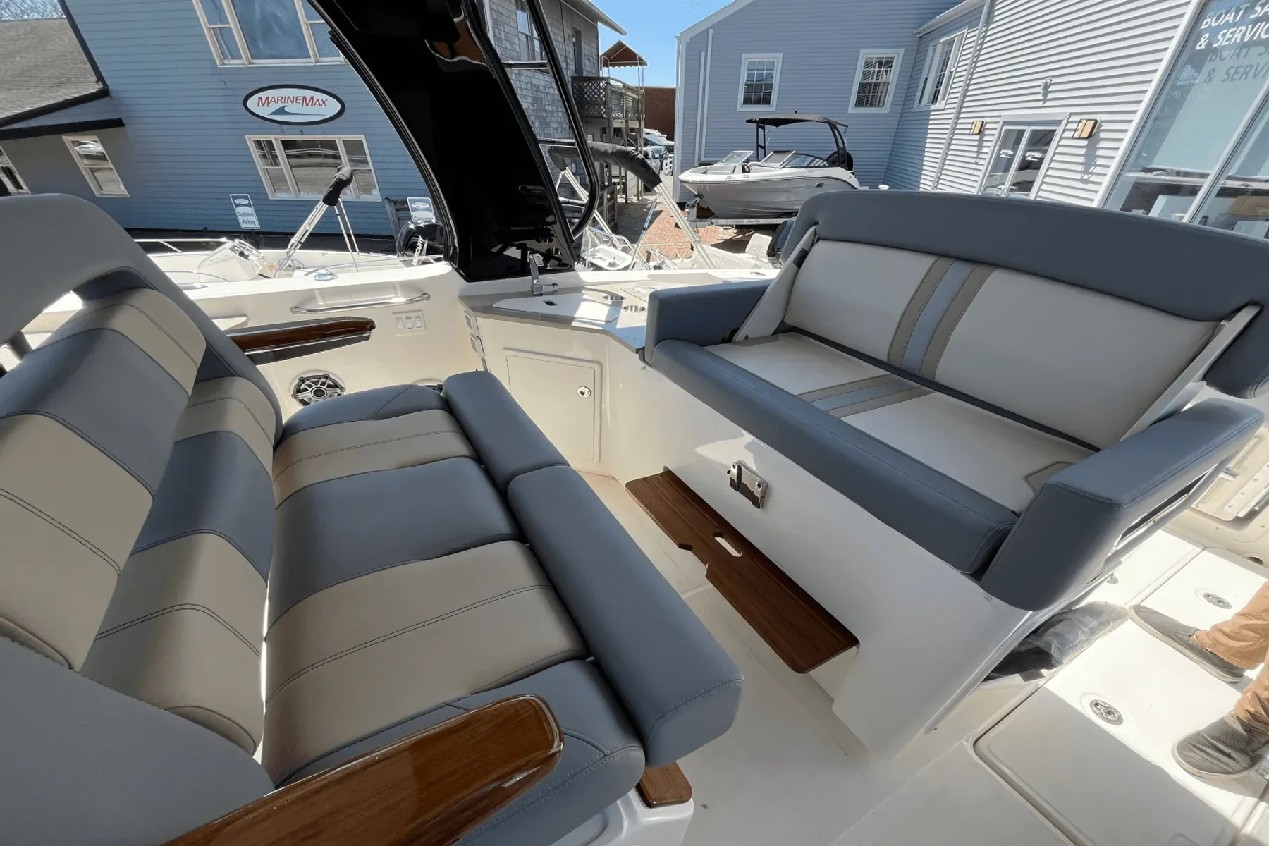 2025 Boston Whaler 350 REALM Image Thumbnail #28