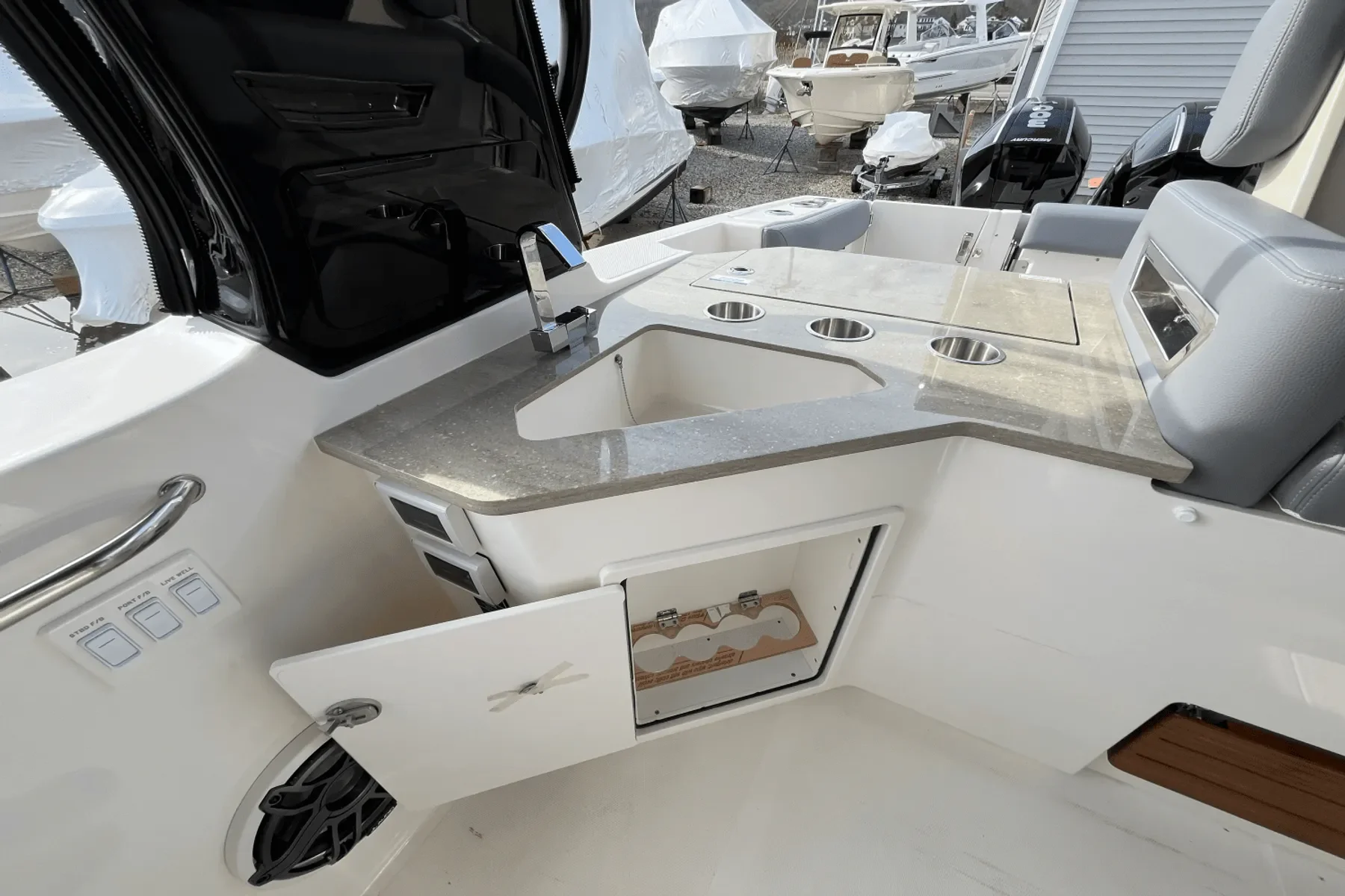 2025 Boston Whaler 350 REALM Image Thumbnail #23