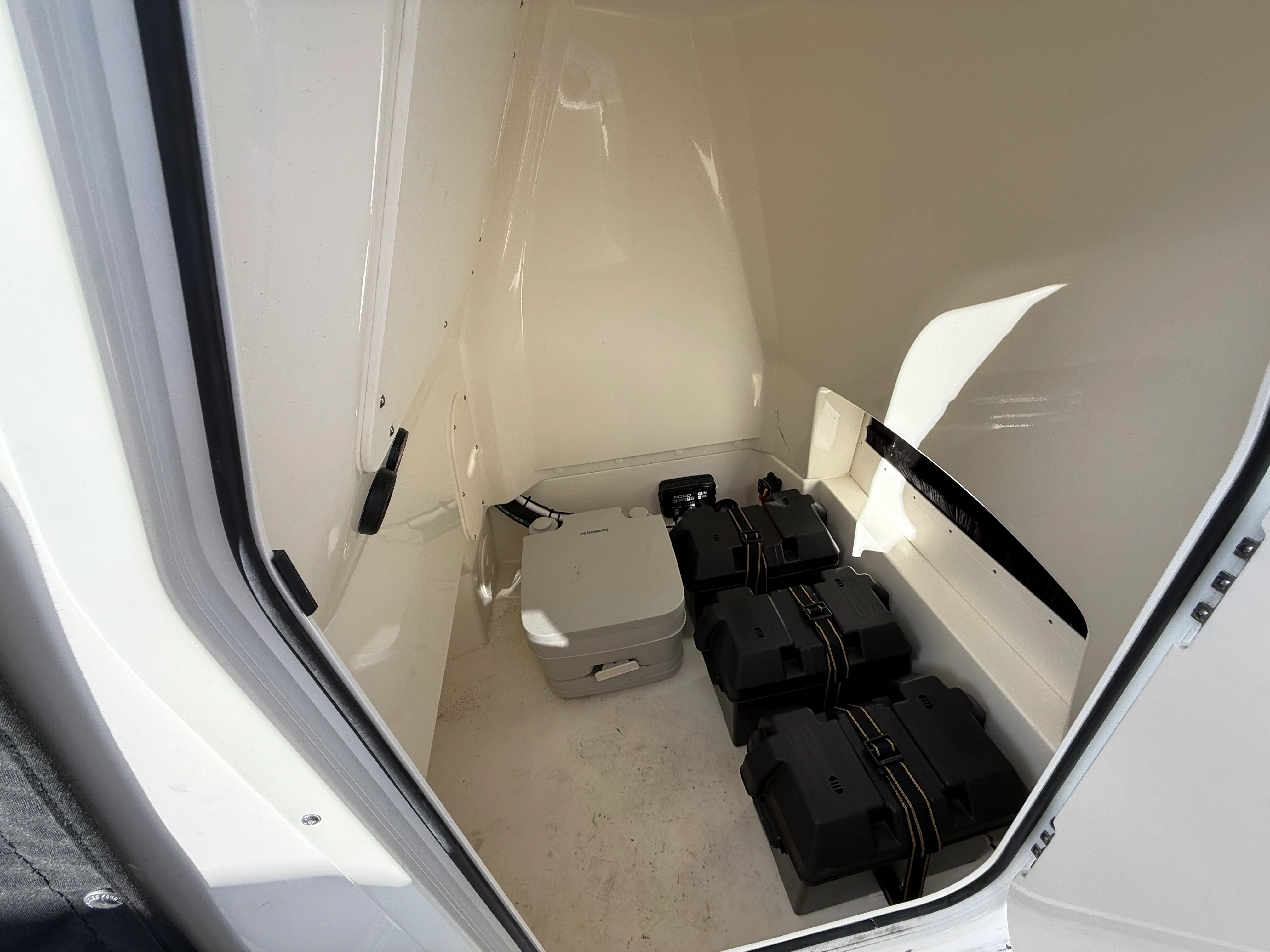 2023 Boston Whaler 220 DAUNTLESS Image Thumbnail #8