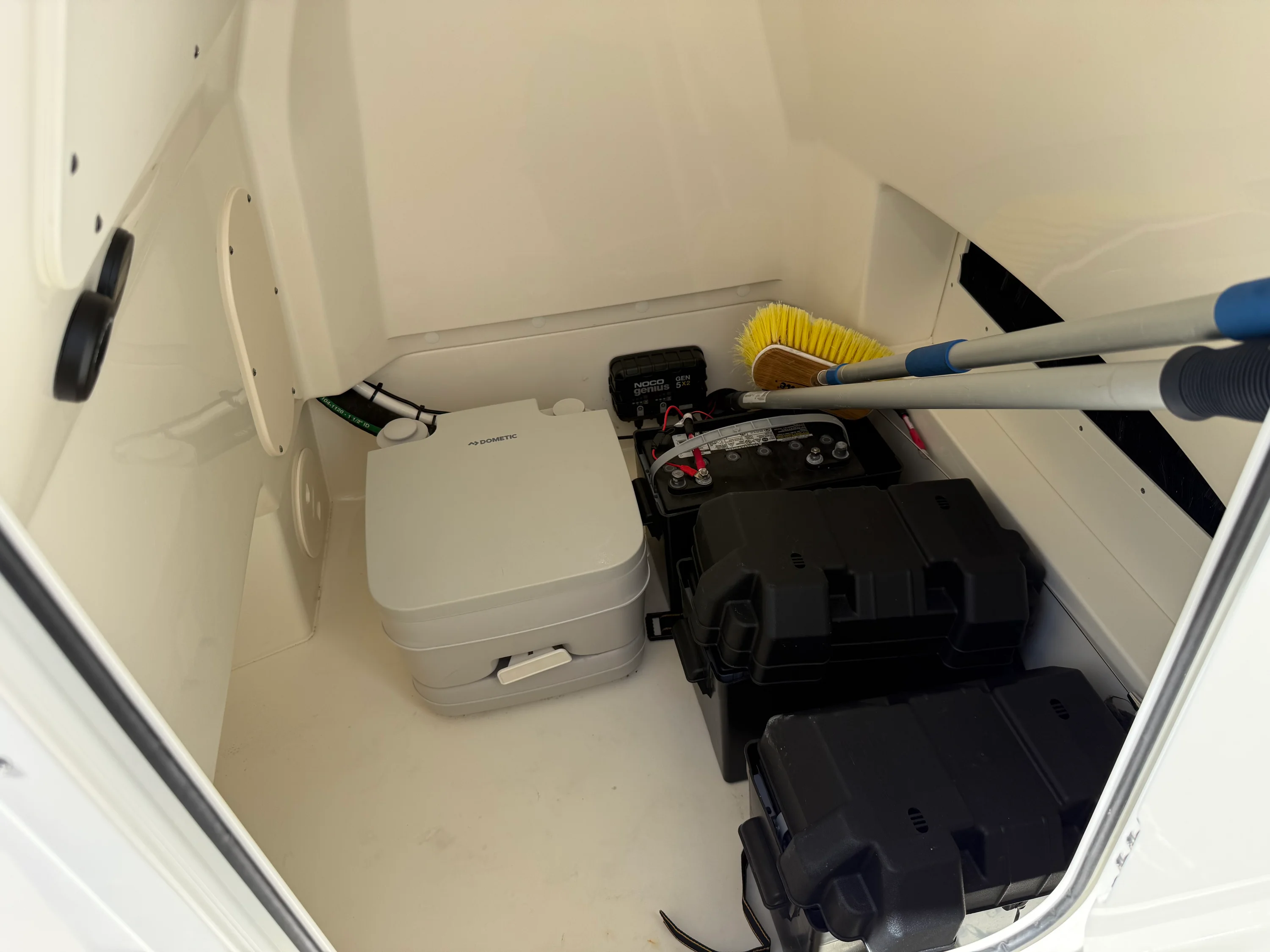 2023 Boston Whaler 220 DAUNTLESS Image Thumbnail #24