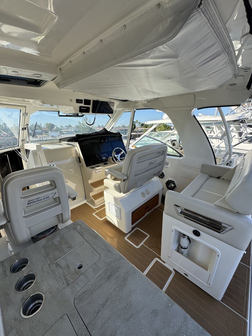 2022 Boston Whaler 380 REALM Image Thumbnail #6