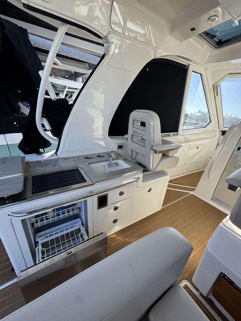 2022 Boston Whaler 380 REALM Image Thumbnail #9