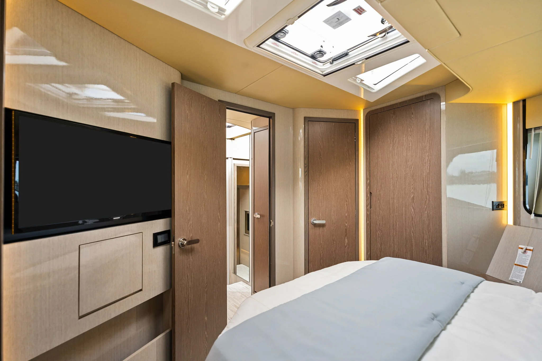 2026 Cruisers Yachts 57 FLY Image Thumbnail #21