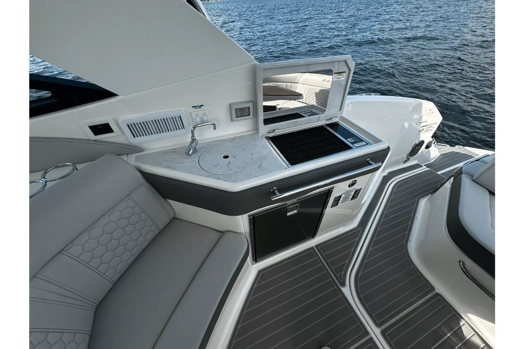 2024 Sea Ray 320 SUNDANCER Image Thumbnail #17