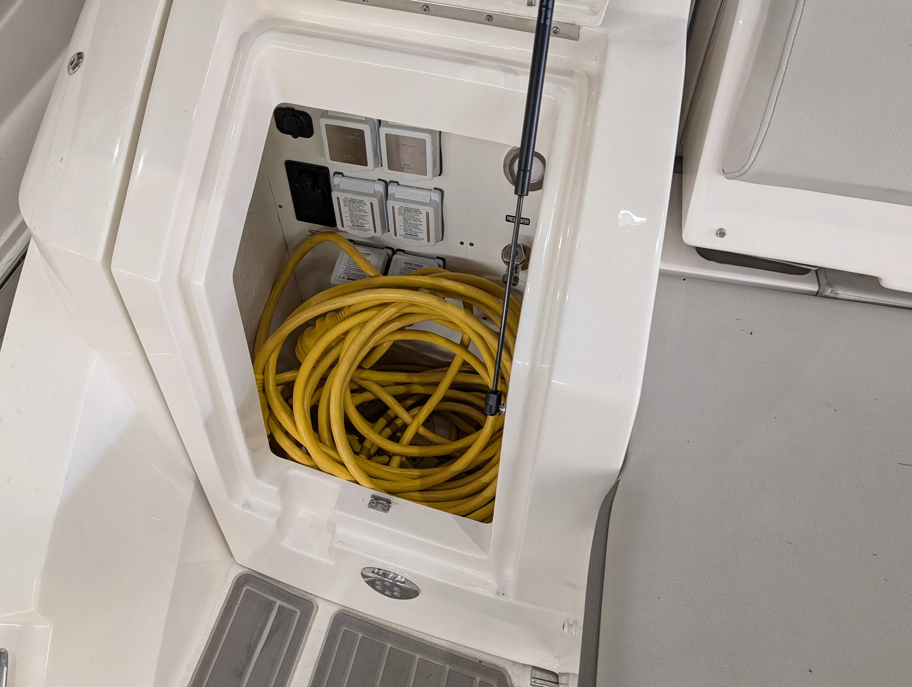 2024 Sea Ray 320 SUNDANCER Image Thumbnail #25