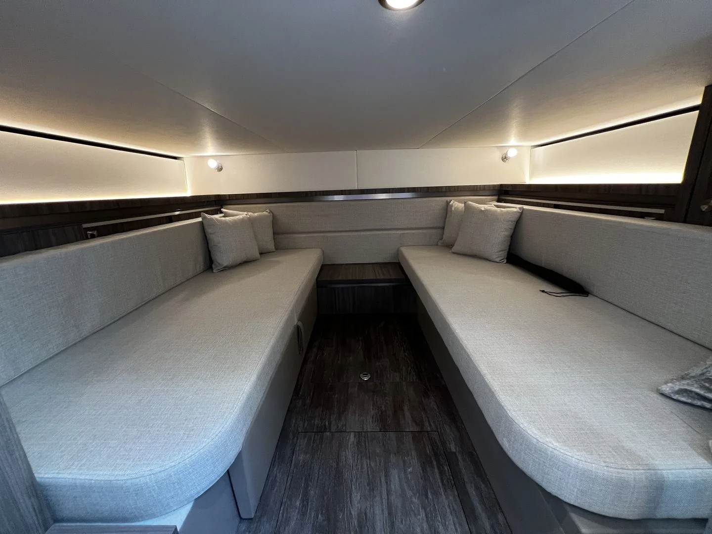 2026 Sea Ray Sundancer 320 Outboard Image Thumbnail #37