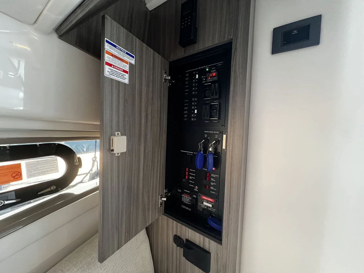 2026 Sea Ray Sundancer 320 Outboard Image Thumbnail #39