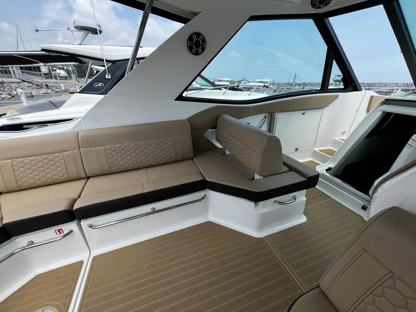 2026 Sea Ray Sundancer 320 Outboard Image Thumbnail #12