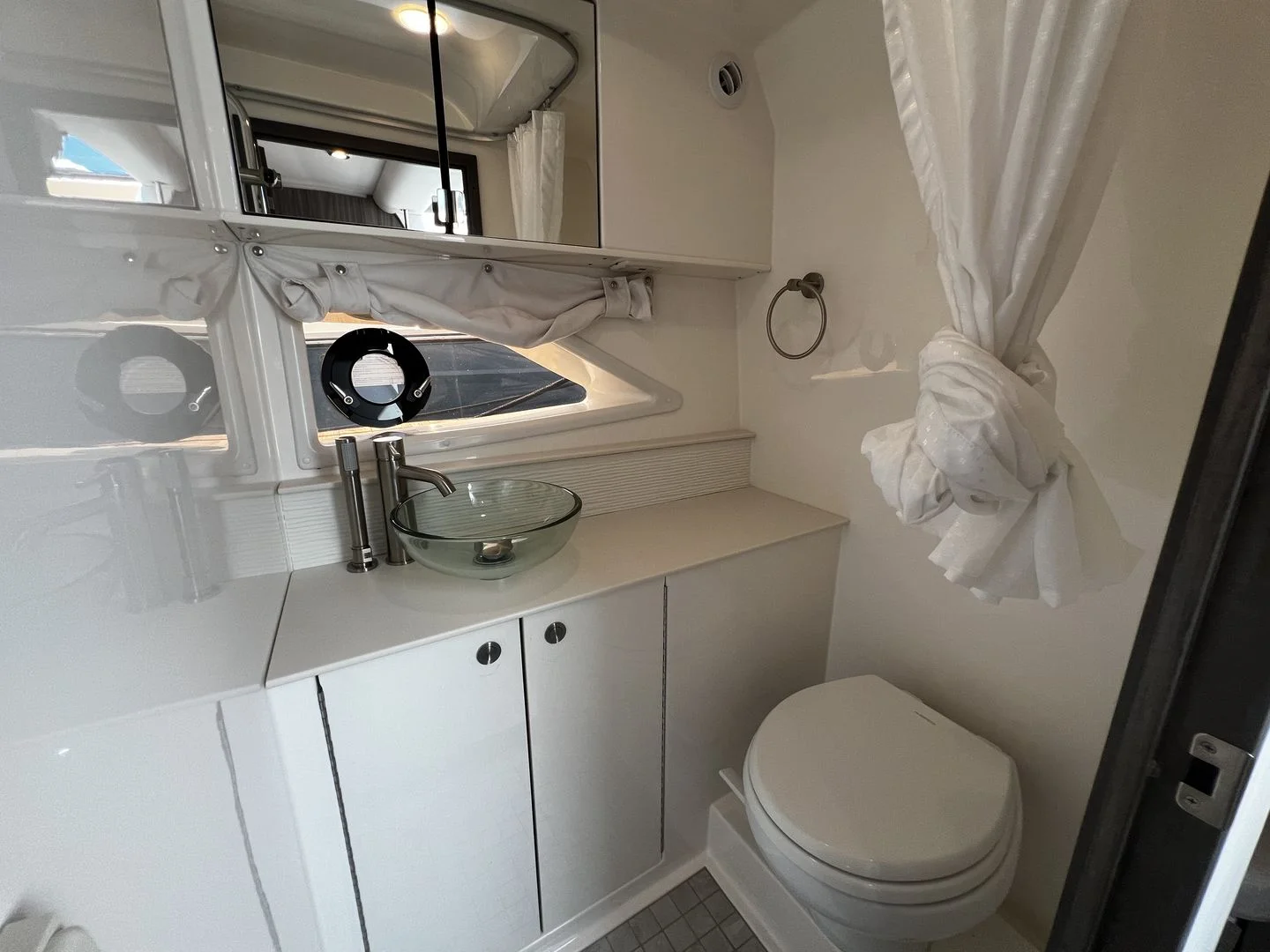 2026 Sea Ray Sundancer 320 Outboard Image Thumbnail #35