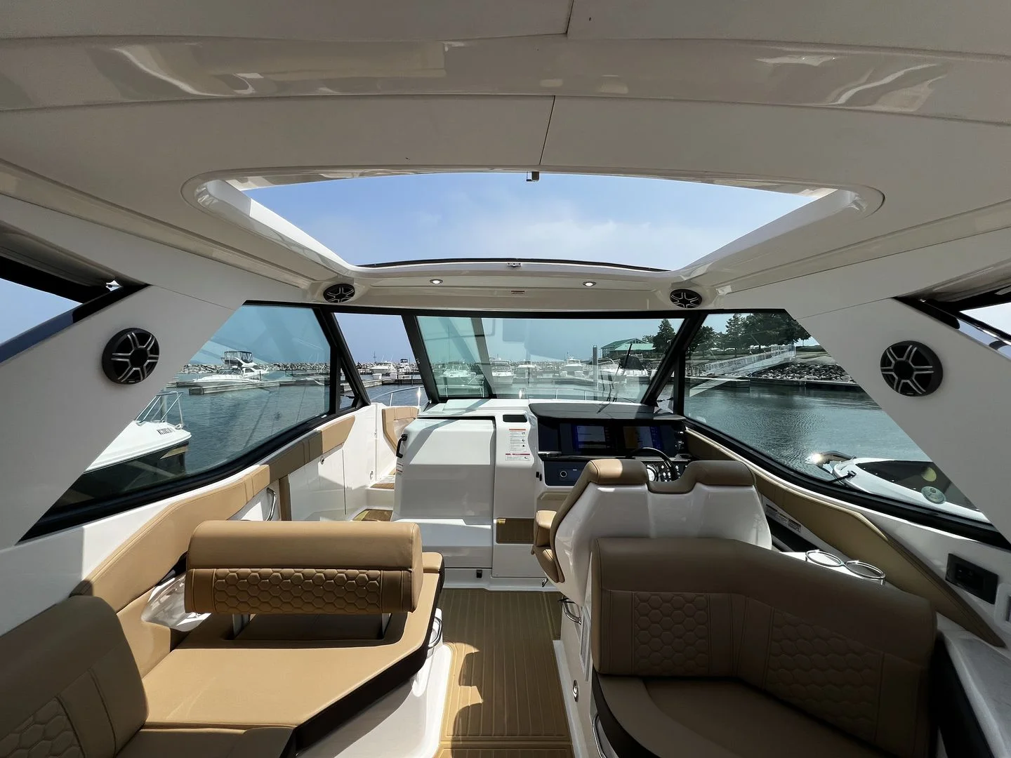 2026 Sea Ray Sundancer 320 Outboard Image Thumbnail #30