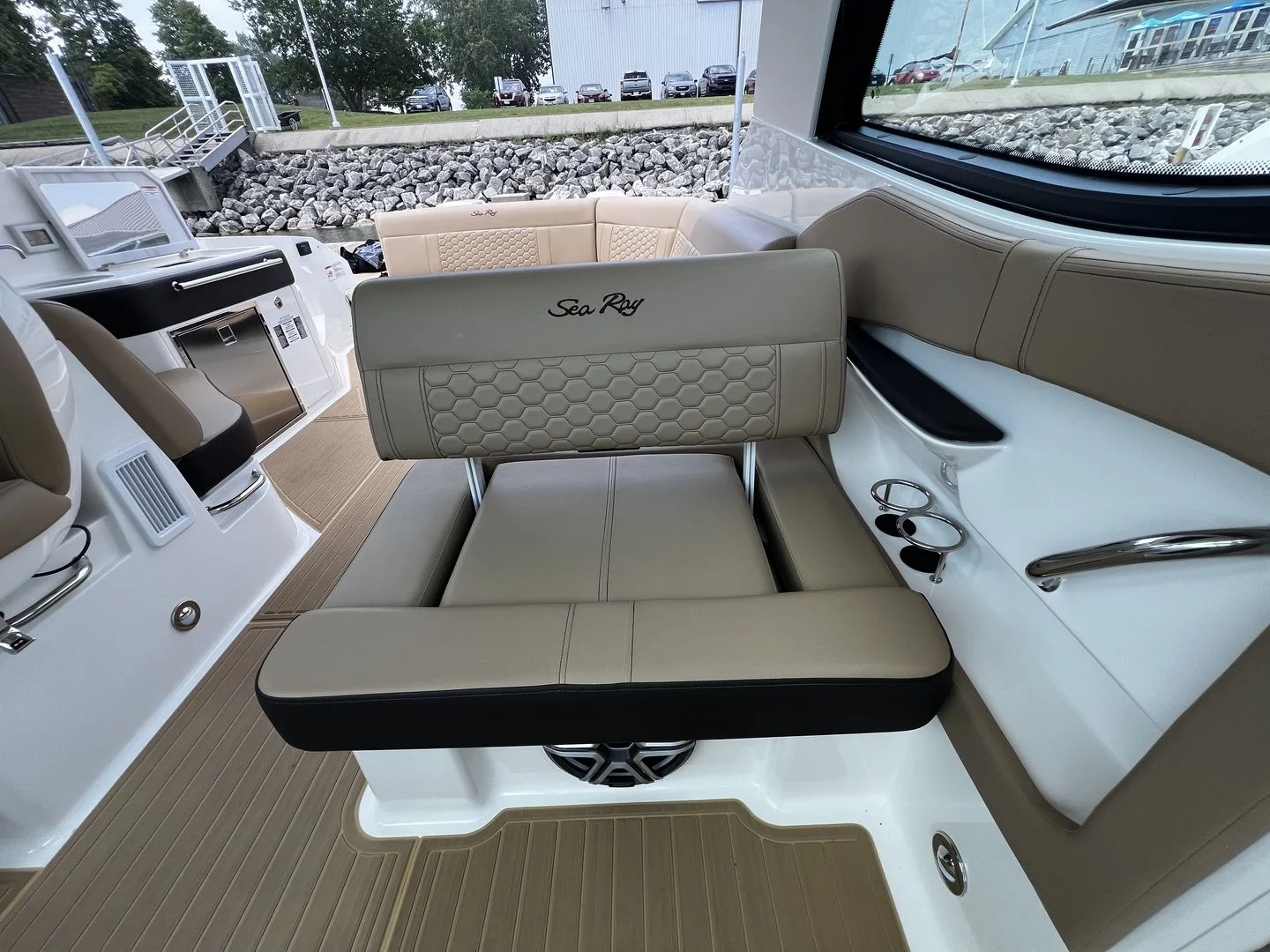 2026 Sea Ray Sundancer 320 Outboard Image Thumbnail #18