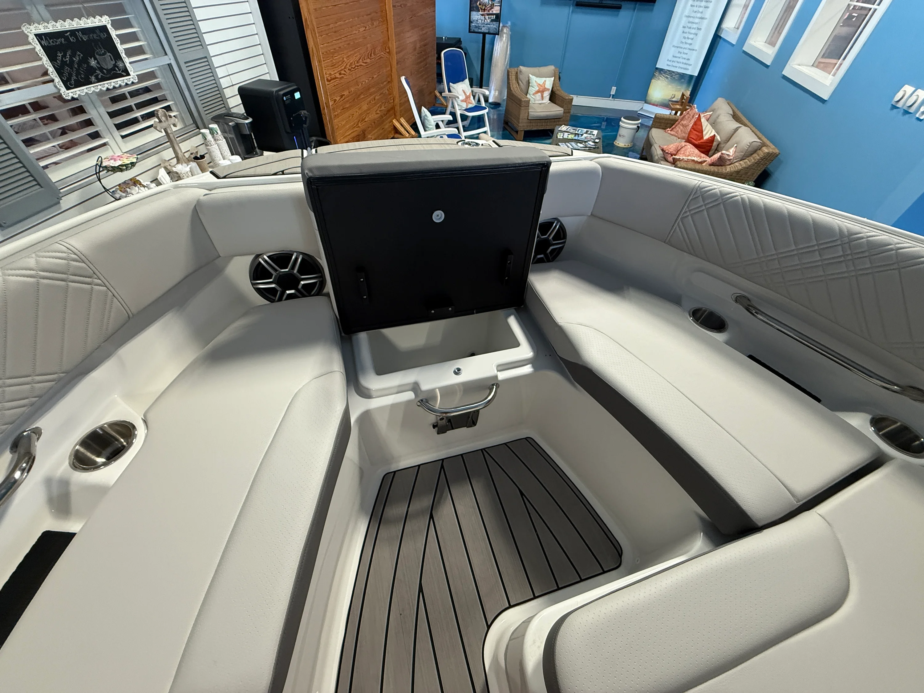 2026 Sea Ray SDX 230 Outboard Image Thumbnail #7