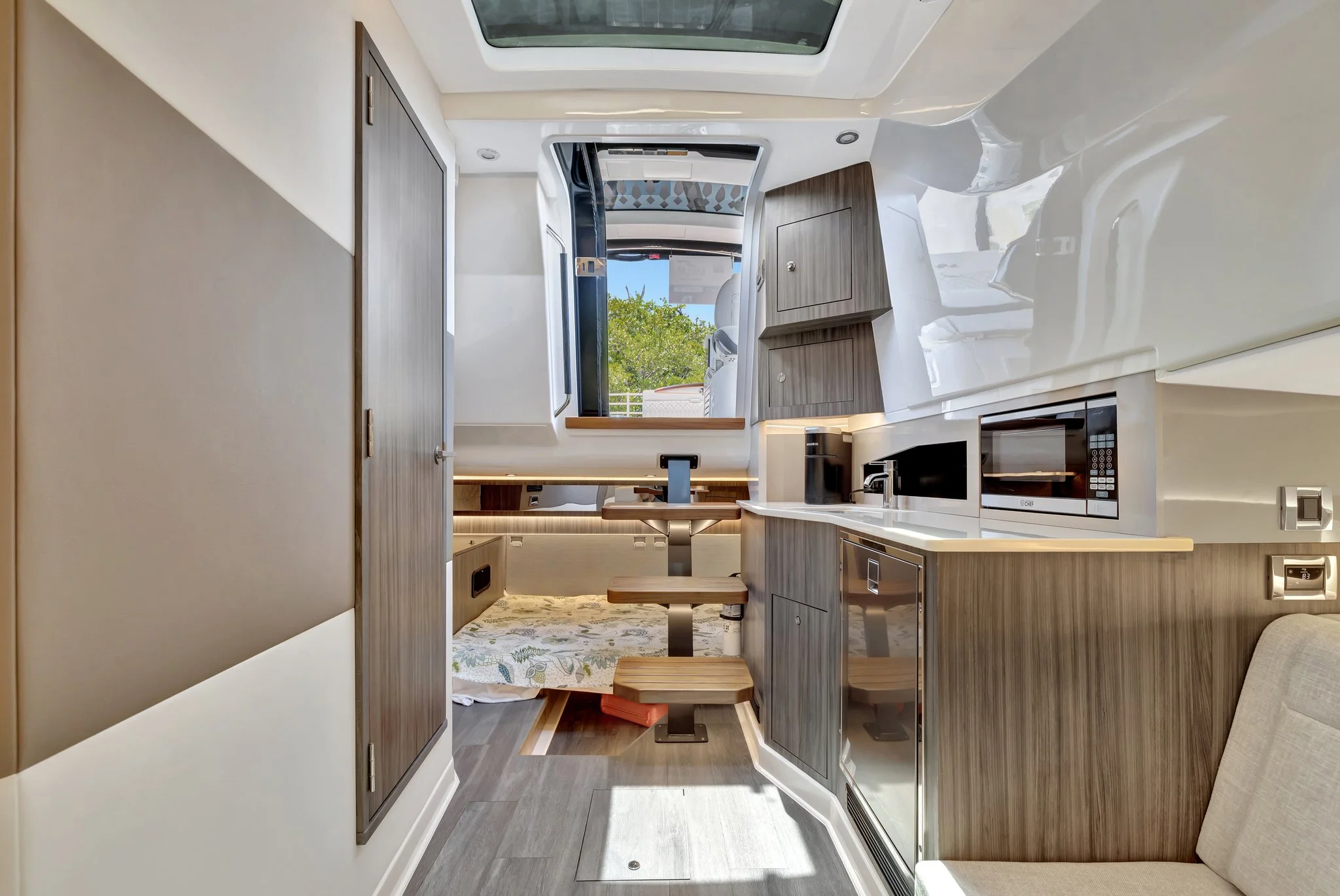 2024 Sea Ray 370 SUNDANCER OUTBOARD Image Thumbnail #12