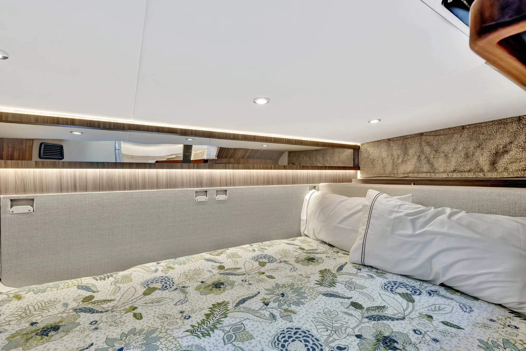 2024 Sea Ray 370 SUNDANCER OUTBOARD Image Thumbnail #14