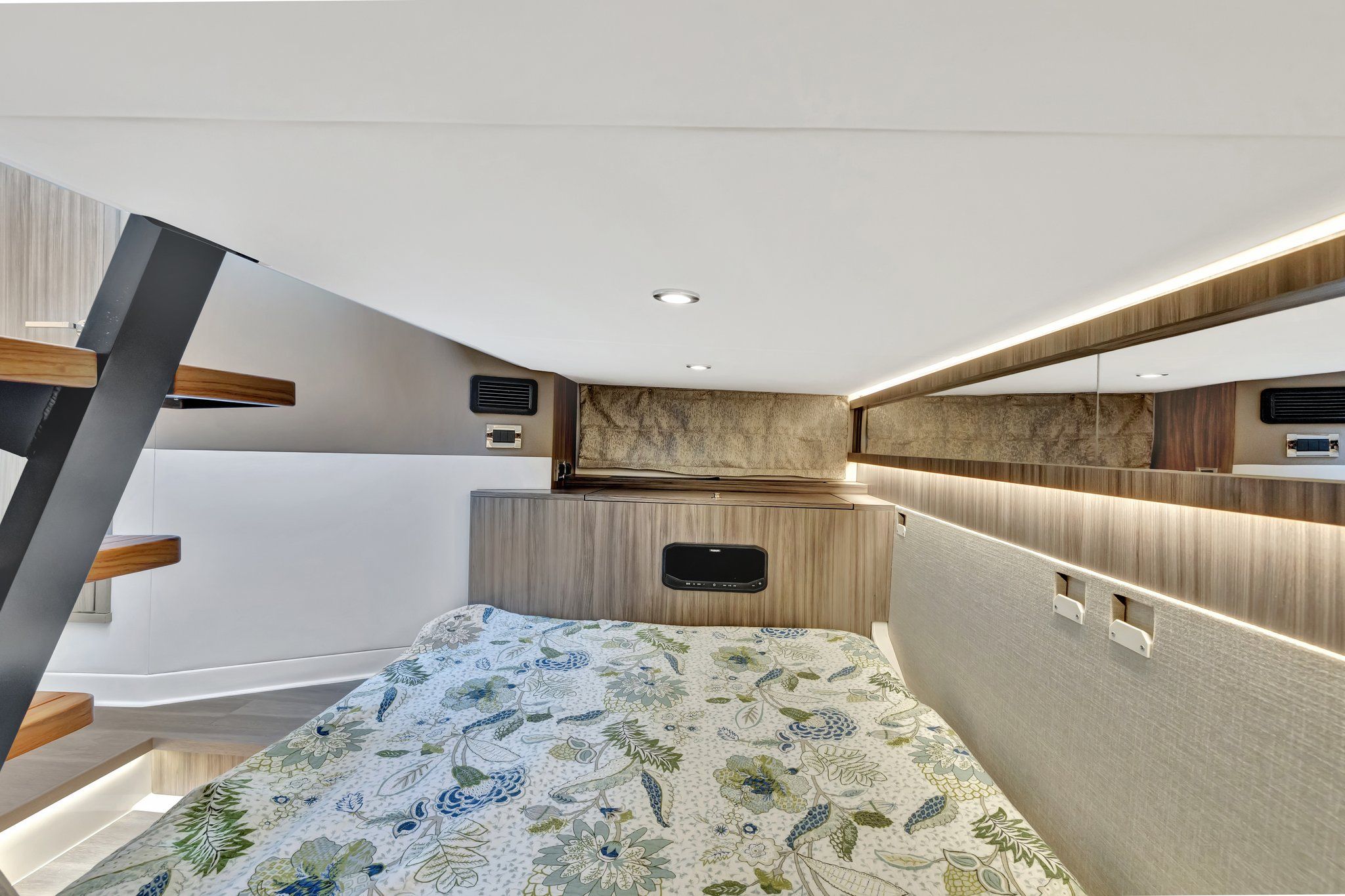 2024 Sea Ray 370 SUNDANCER OUTBOARD Image Thumbnail #19