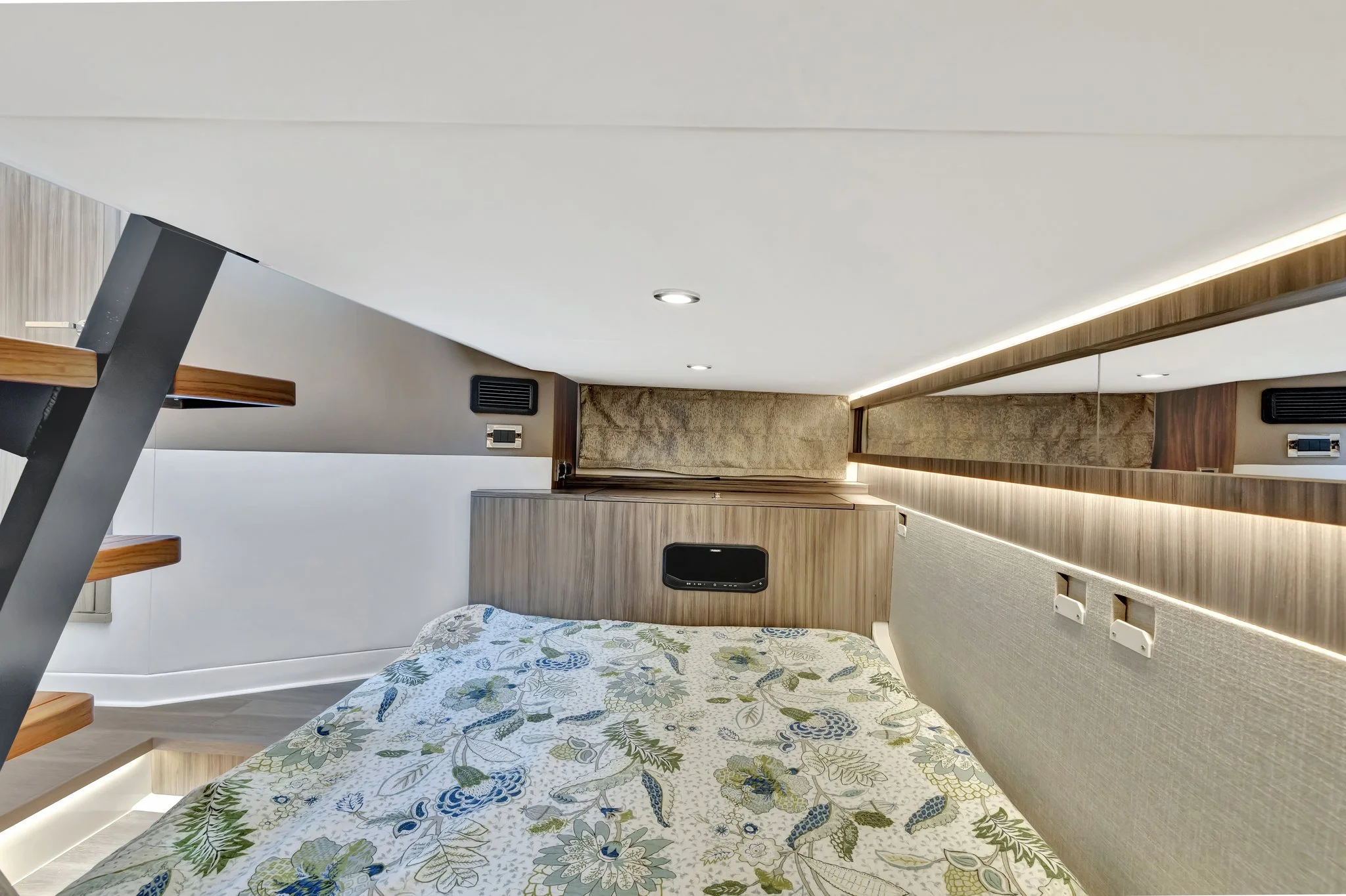 2024 Sea Ray 370 SUNDANCER OUTBOARD Image Thumbnail #19