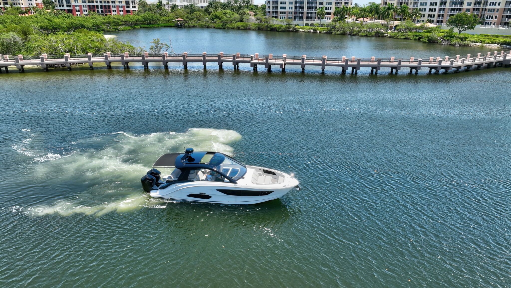 2024 Sea Ray 370 SUNDANCER OUTBOARD Image Thumbnail #4
