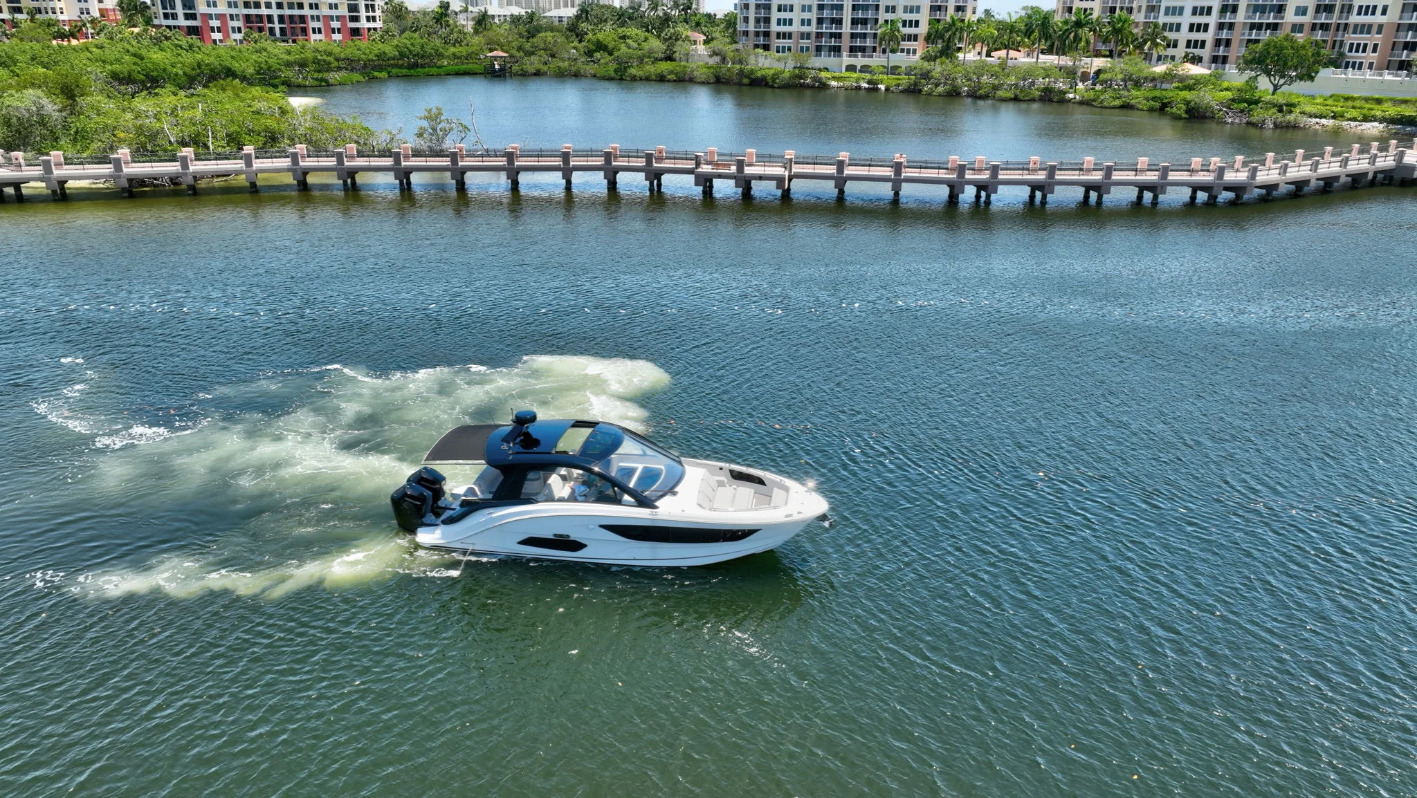 2024 Sea Ray 370 SUNDANCER OUTBOARD Image Thumbnail #4