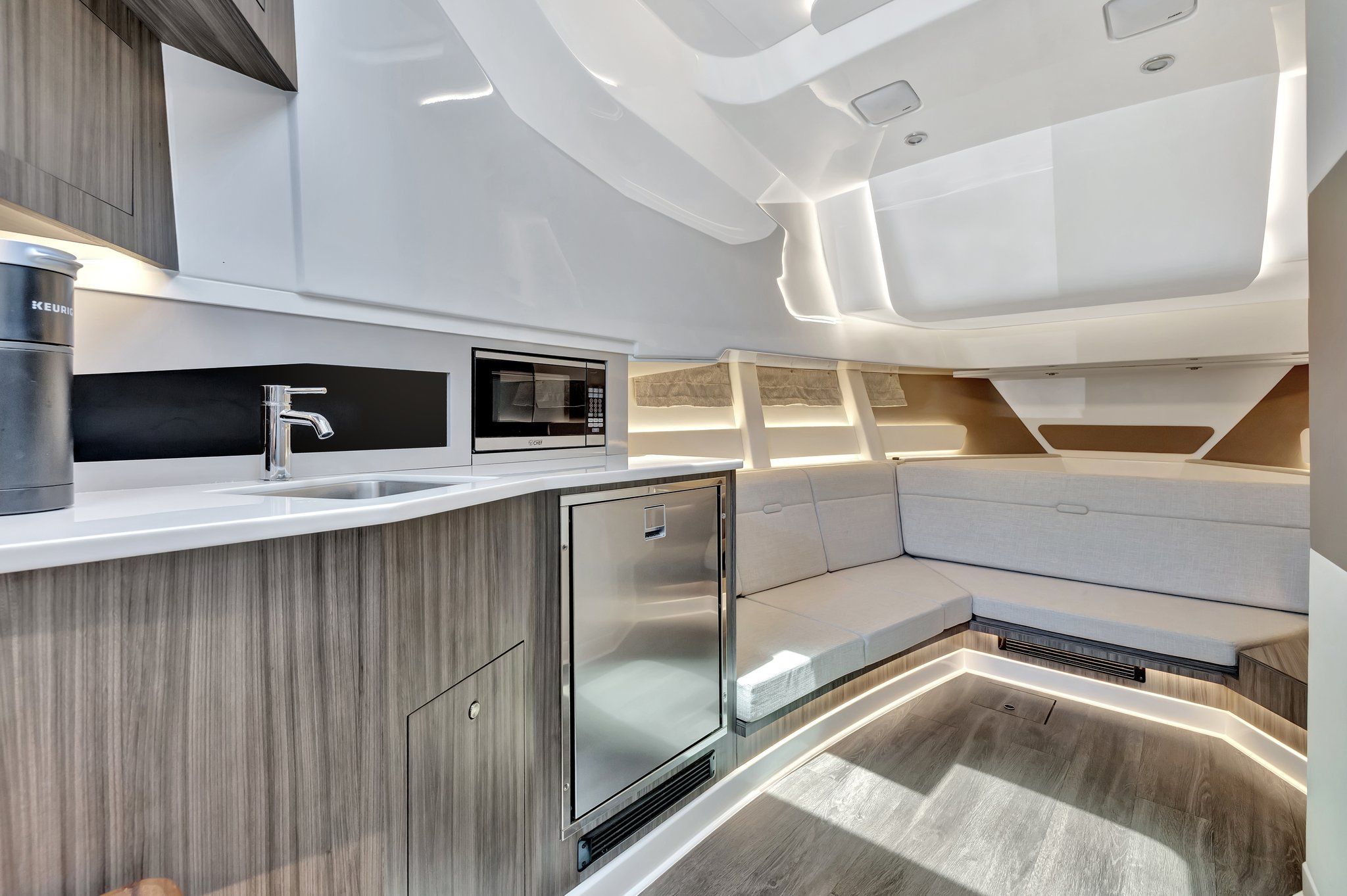 2024 Sea Ray 370 SUNDANCER OUTBOARD Image Thumbnail #11