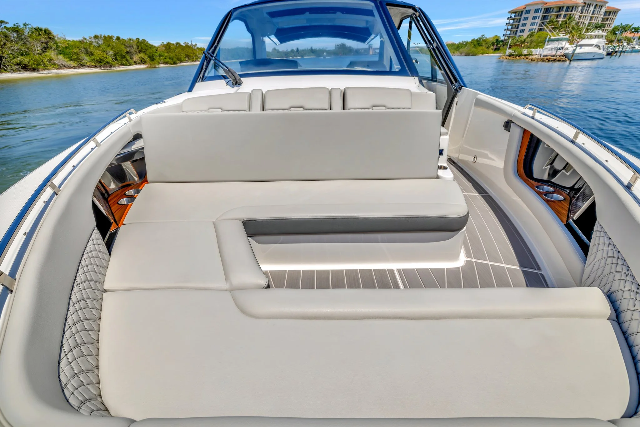 2024 Sea Ray 370 SUNDANCER OUTBOARD Image Thumbnail #38